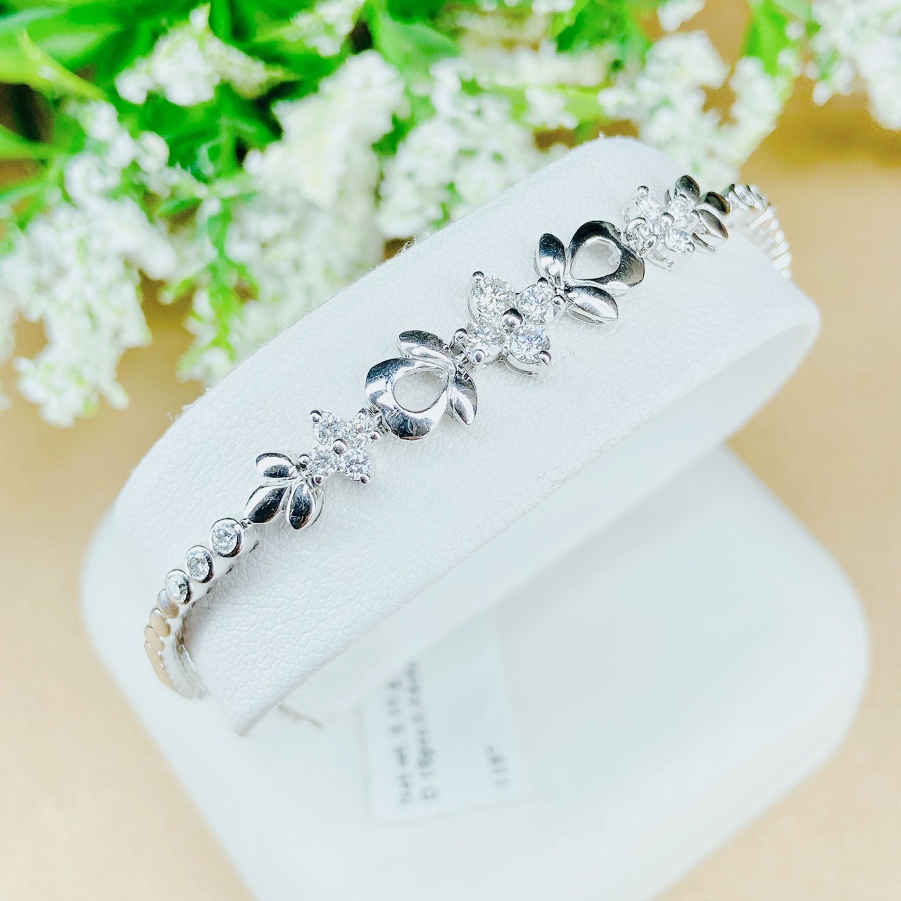 สร้อยข้อมือเพชรดอกไม้ ฝังเพชรลูกในตัวเรือนทองคำขาว ตัวเรือนงานนอกนำเข้า เพชรขาวสวยใส ชิ้นนี้สวยมาก