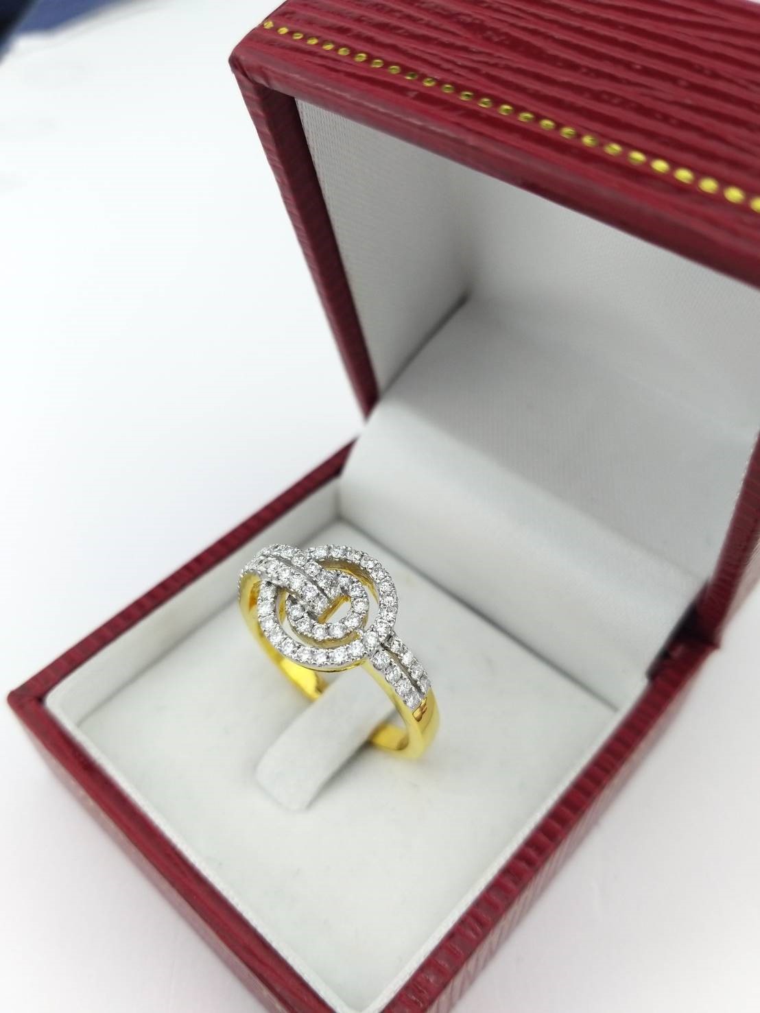 สั่งผลิตเพชรเบลเยี่ยมคัท แหวนแต่งงาน แหวนหมั้น ใส่เที่ยว ออกงาน แหวนทองคำ 18K เพชรแท้ 0.64 กะรัต 5.23 กรัม น้ำ 99 ราคาถูกมาก มีใบรับประกันค่ะ