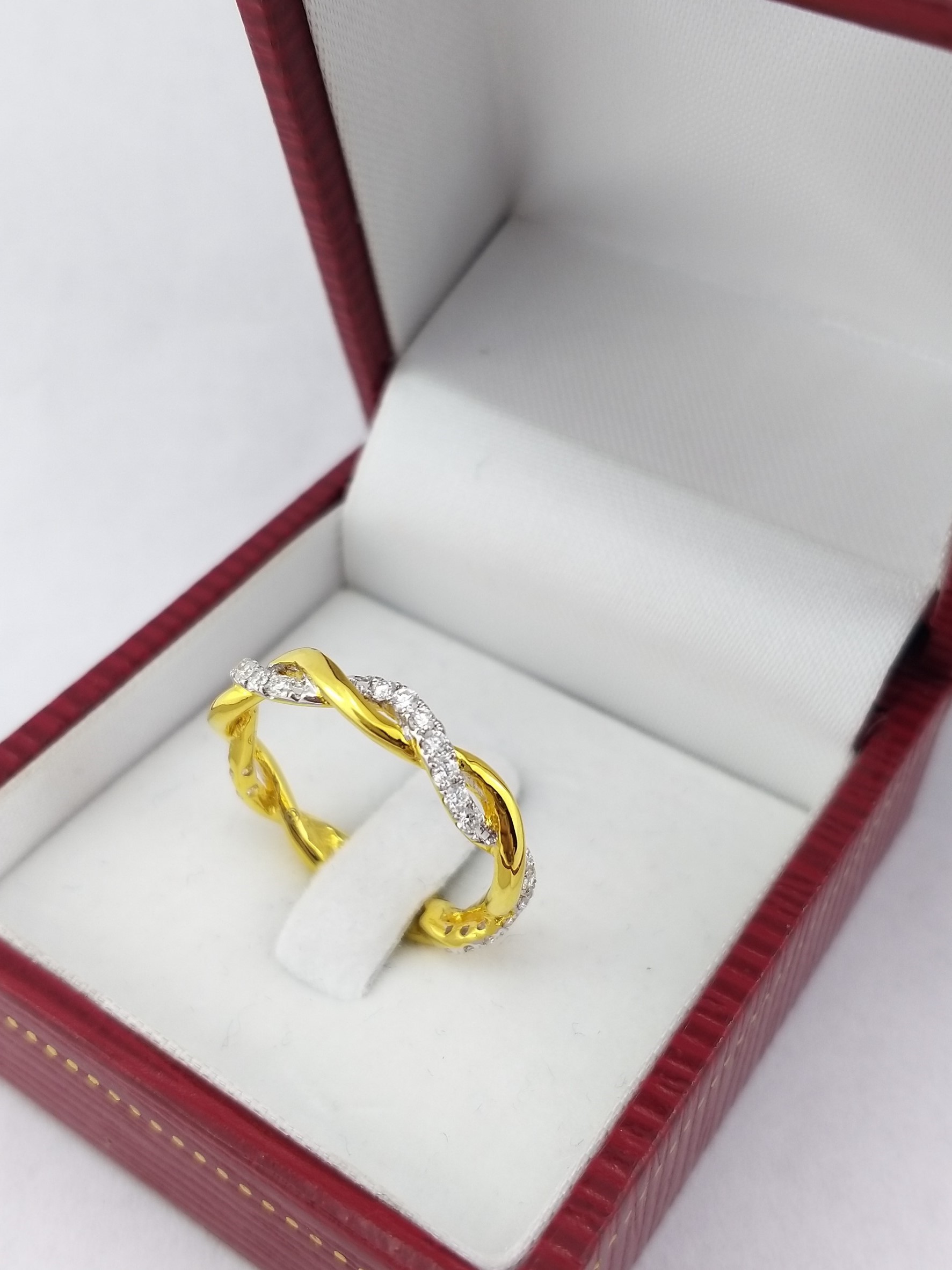 สั่งผลิตเพชรเบลเยี่ยมคัท แหวนแต่งงาน แหวนหมั้น ใส่เที่ยว ออกงาน แหวนทองคำ 18K เพชรแท้ 0.32 กะรัต 2.90 กรัม น้ำ 99 ราคาถูกมาก มีใบรับประกันค่ะ