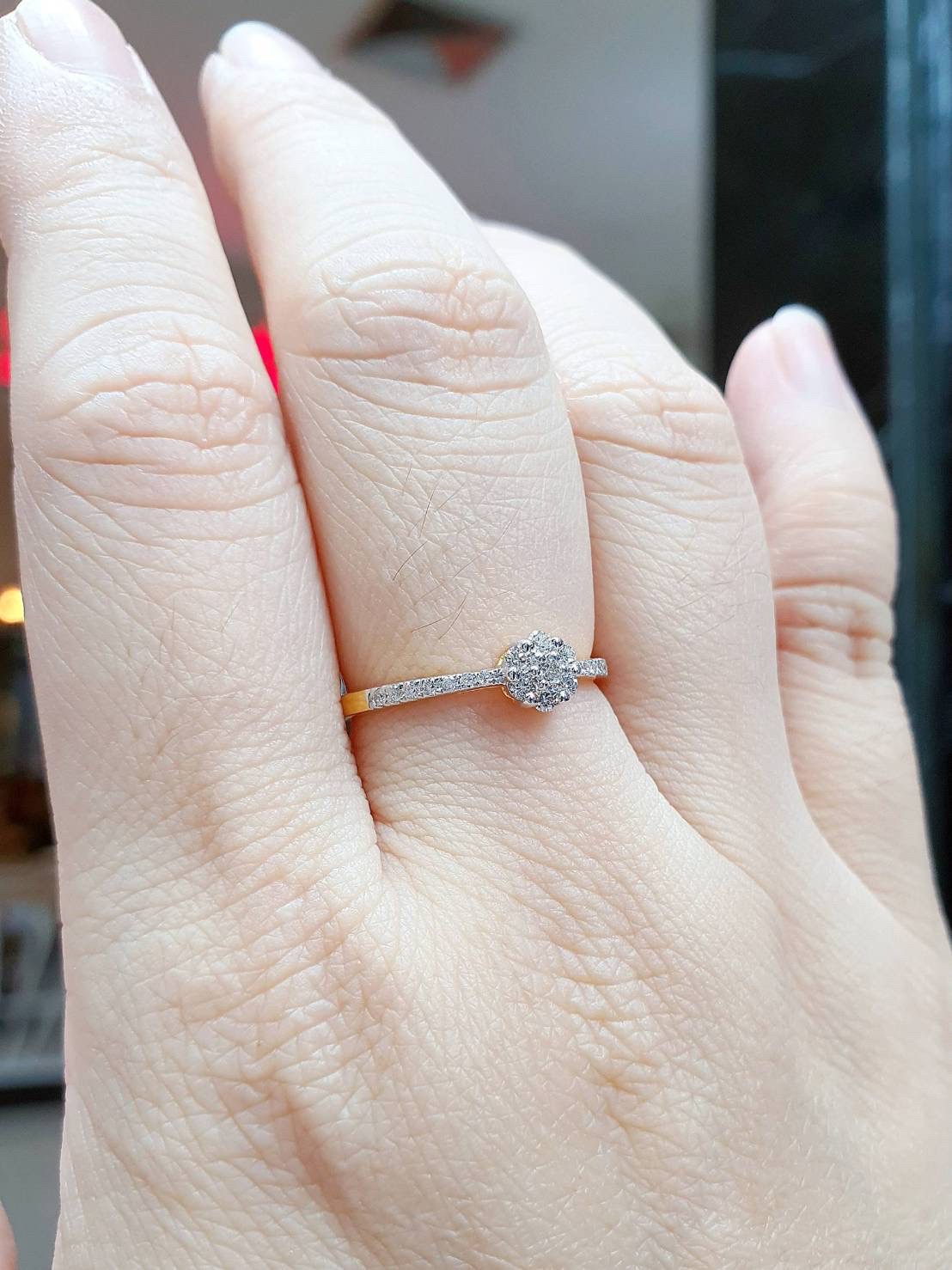 พร้อมส่งและสั่งผลิตแหวนเพชรแท้กระจุกดอกไม้ วงเล็กน่ารักกำลังดี สไตล์มินิมอลประดับเพชรขาวสวยวิ้งวับ ขาวใสไฟดี แหวนแต่งงาน แหวนหมั้น ใส่เที่ยว ออกงาน แหวนทองคำ9K เพชรแท้ 0.21 กะรัต 21 เม็ด ราคาถูกมาก ส่งฟรี