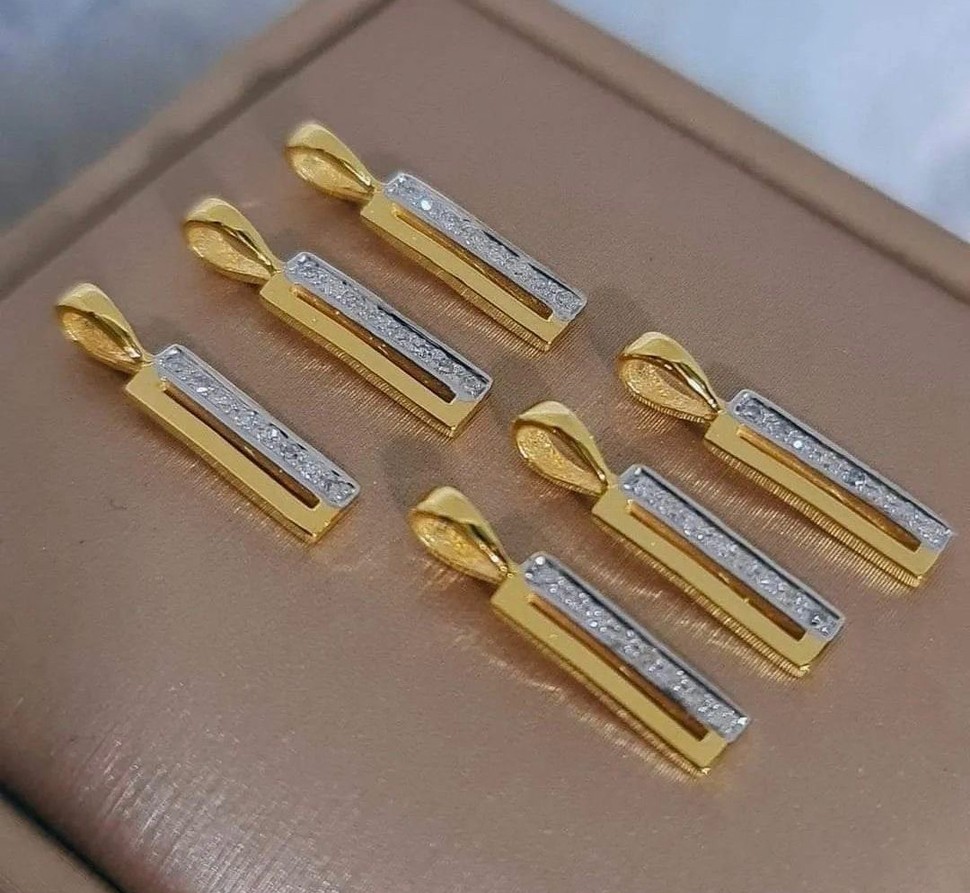 พร้อมส่งและสั่งผลิตจี้เพชรเก๋ๆใส่ได้ทุกวัน ใส่เที่ยว ออกงาน ทองคำ 9K เพชรกุหลาบแท้ 0.03 กะรัต 8 เม็ด ไม่รวมสร้อย ราคาถูกมาก ส่งฟรี