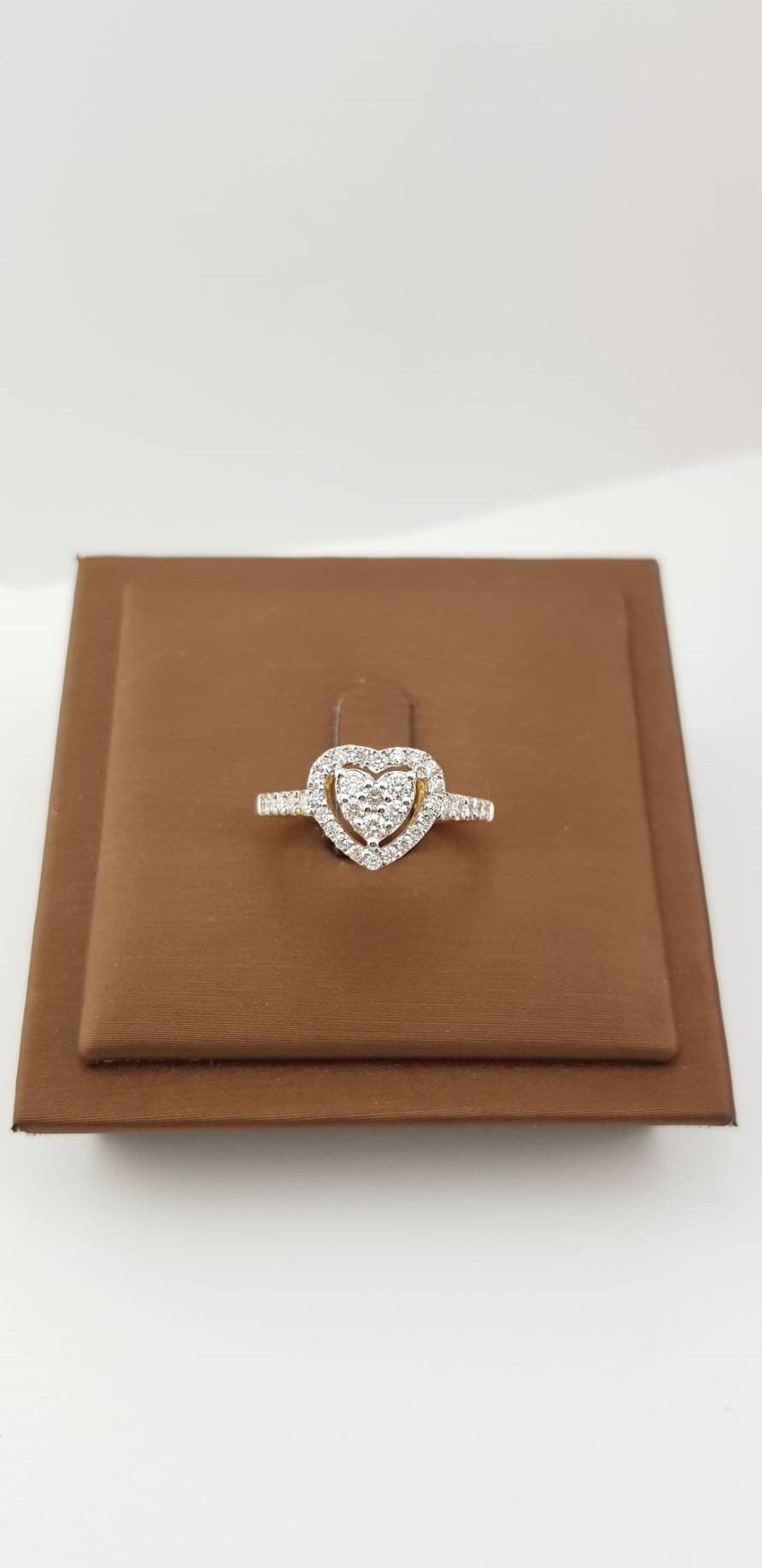 สั่งผลิตเพชรเบลเยี่ยมคัท แหวนแต่งงาน แหวนหมั้น ใส่เที่ยว ออกงาน แหวนทองคำ 18K เพชรแท้ 0.59 กะรัต 3.32 กรัม น้ำ 99 ราคาถูกมาก มีใบรับประกันค่ะ