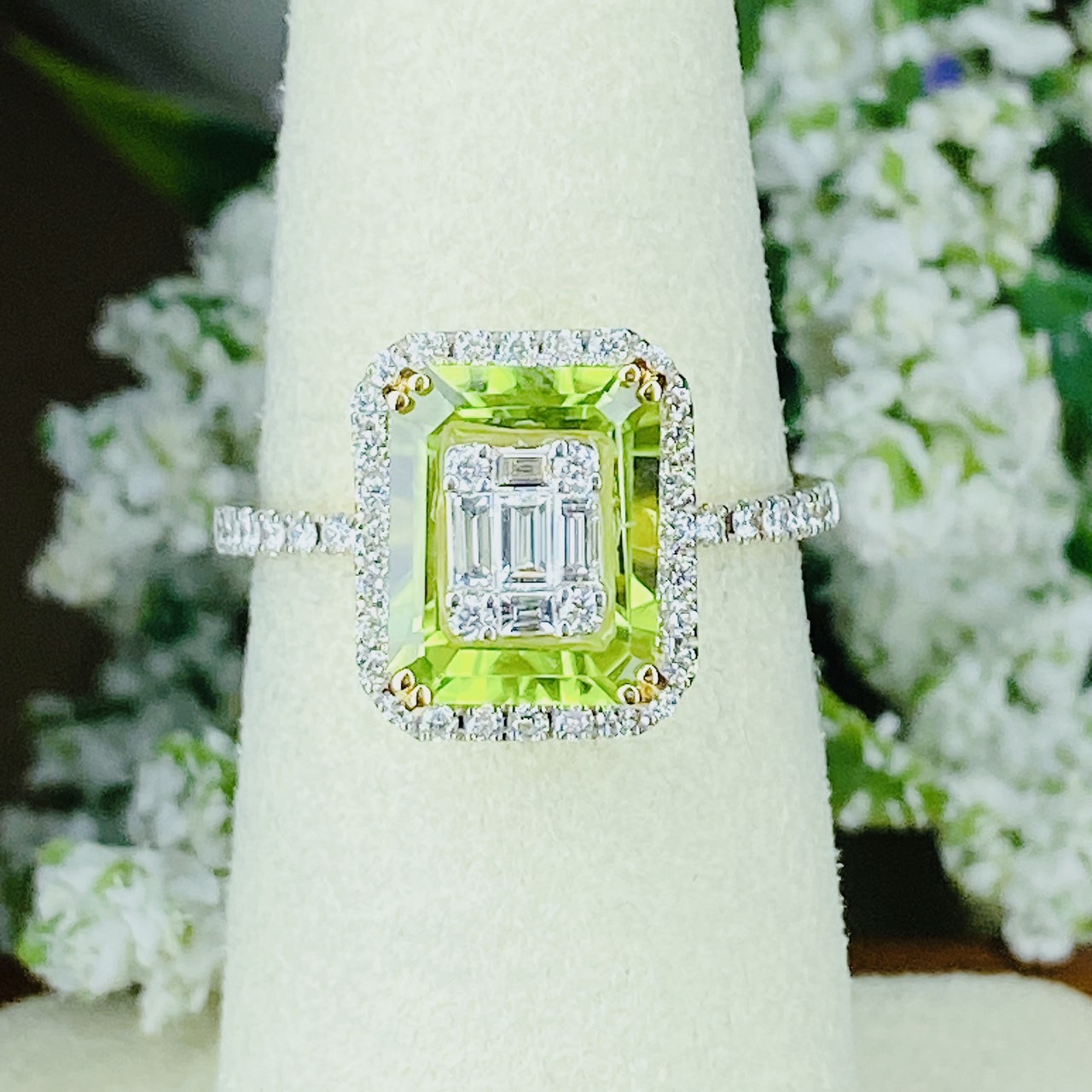 แหวนพลอย Natural Green Peridot โดยชุดผลงานนี้เราใช้ Peridot อัญมณีสีเขียวสวย สีเขียวใบมะกอก