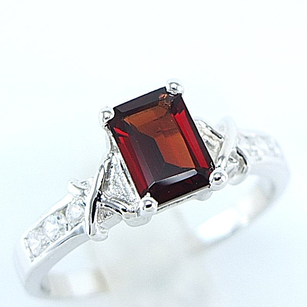 แหวนเงินแท้ราคาถูกชุบทองคำขาว พลอยแท้โกเมน 1.25 กะรัต เพชรCZ 0.18 กะรัต งานประณีตสวยงาม สั่งผลิตค่ะ