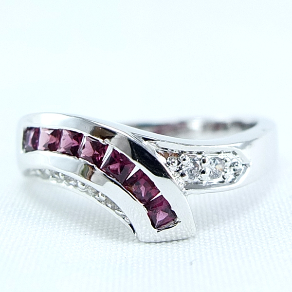 แหวนเงินแท้ราคาถูกชุบทองคำขาว พลอยแท้โรโดไลท์การ์เน็ต 0.525 กะรัต เพชรCZ 0.05 กะรัต งานประณีตสวยงาม สั่งผลิตค่ะ