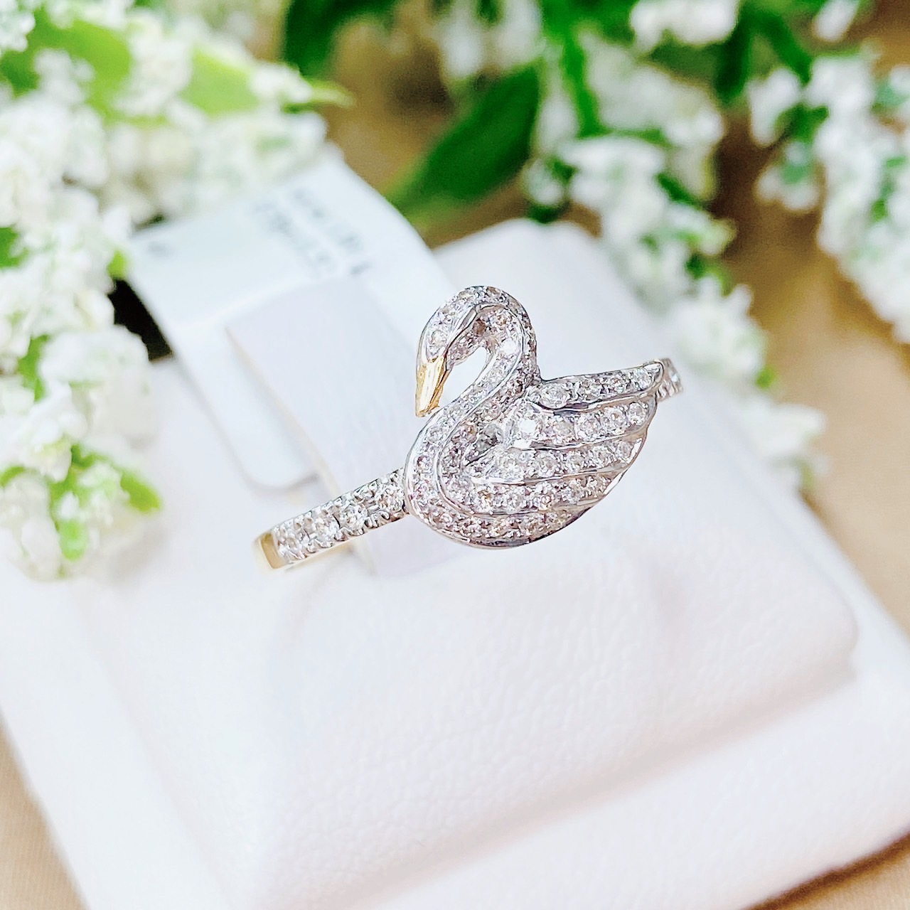 แหวนเพชรหงษ์ swan ring พร้อมประดับเพชรบ่าข้าง ตัวเรือนทอง yellowgold เพชรขาวใสเล่นไฟดีค่ะ วงนี้ใส่สวยน่ารักมากๆค่ะ น้องไม่ใหญ่มากนะคะ น้องรอเจ้าของอยู่น้าาาา