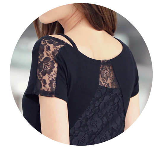 เสื้อแฟชั่นหางปลา สีดำ ต่อผ้าลูกไม้ด้านหลังและแขนเสื้อ เนื้อผ้าส่วนหน้าเป็นผ้าคอตตอลผสมผ้ายืด สวมใส่สบายไม่ร้อน ใส่ไปเที่ยว ไปงานใหนๆก็สวยจร้า