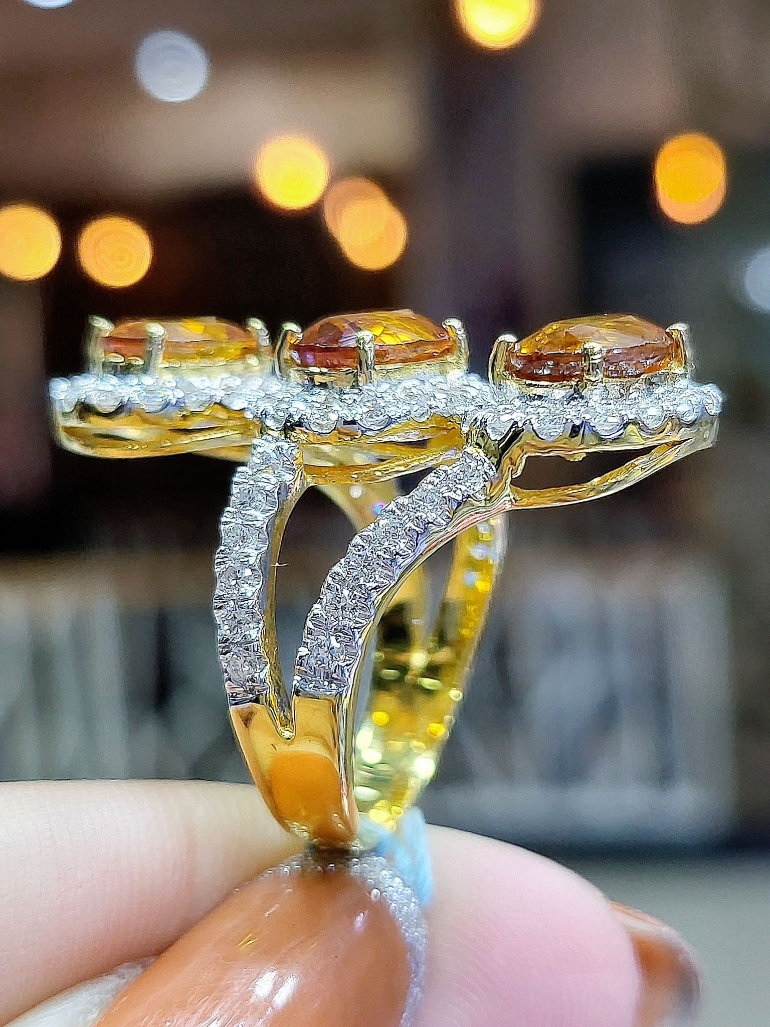 พร้อมส่งและสั่งผลิตแหวนเพชรแท้ พลอยบุษราคัมบางกะจะ(พลอยสยาม)ก้านไขว้ 3 เม็ด แหวนแต่งงาน แหวนหมั้น ใส่เที่ยว ออกงาน แหวนทองคำ 9K เพชรแท้ 1.18 กะรัต 72 เม็ด ราคาถูกมาก ส่งฟรี