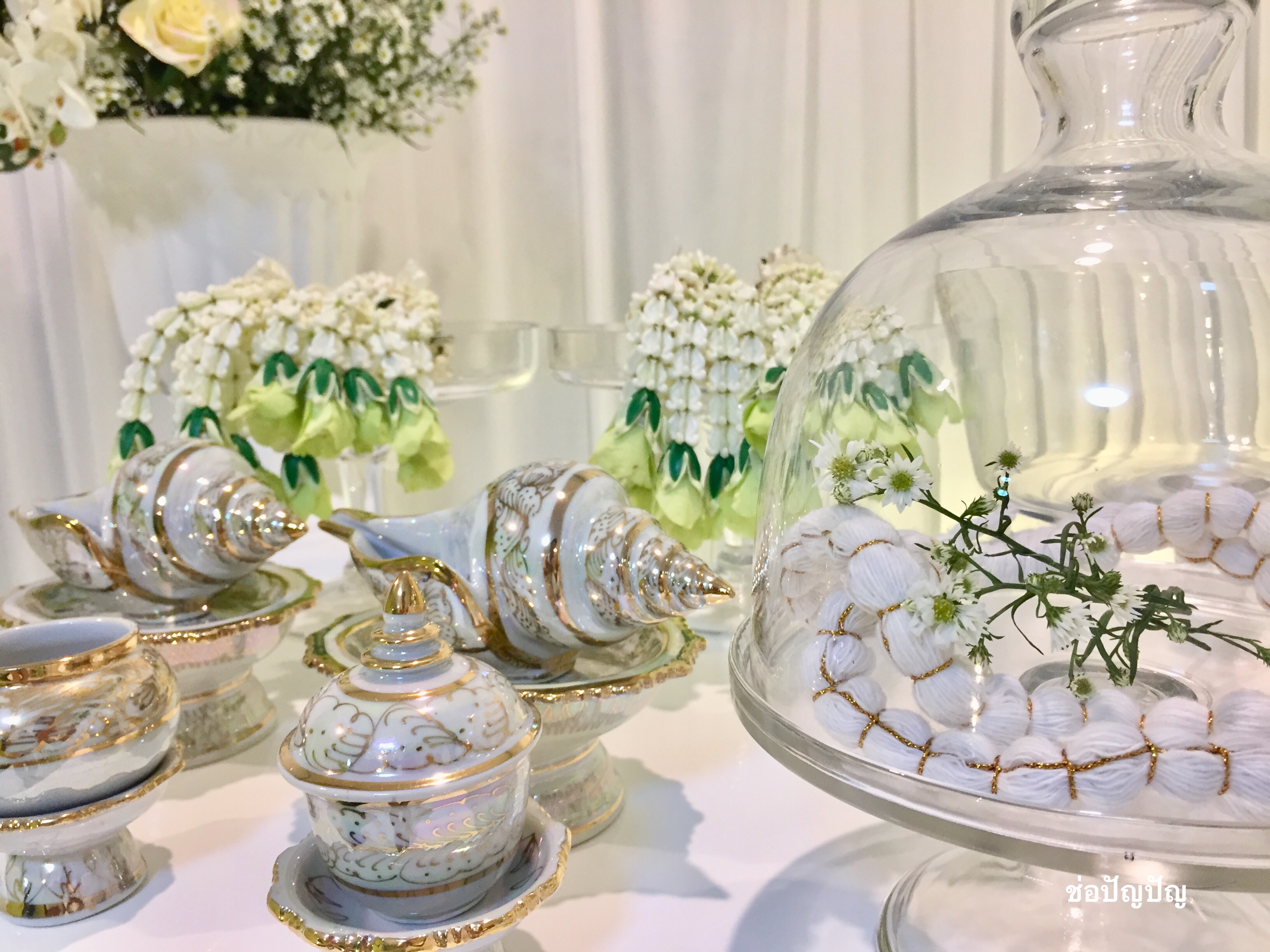 สถานที่หลั่งน้ำสังข์,แบคดรอปหลั่งน้ำสังข์ โทนขาวเขียว