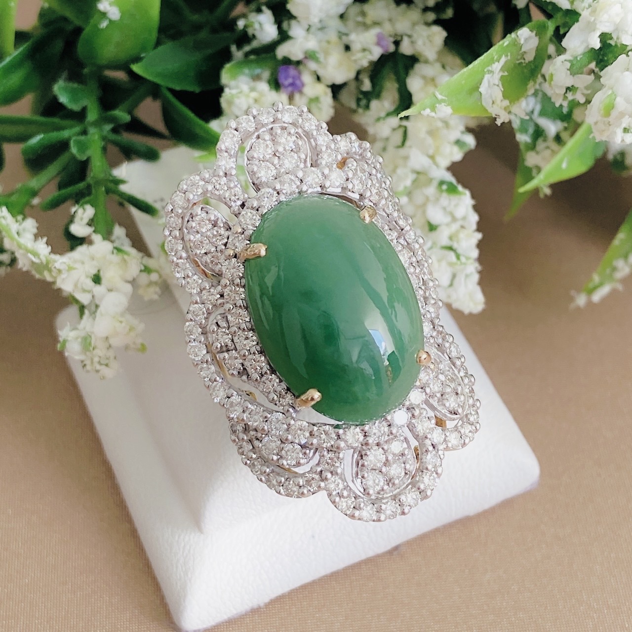 แหวนพลอยหยกพม่าหลังเบี้ย รูปไข่ Oval Shaped มาเม็ดใหญ่ ฝังเพชรดีไซน์สวยอลังการ อีก 3กะรัต‼️ วงนี้เพชรขาวสวยมากค่ะ เพชรน้ำ 98 หน้ากว้าง ใส่สวยเต็มหน้านิ้วเลยค่ะ ทองมาหนักเกือบบาท ราคานี้คุ้มสุดๆ