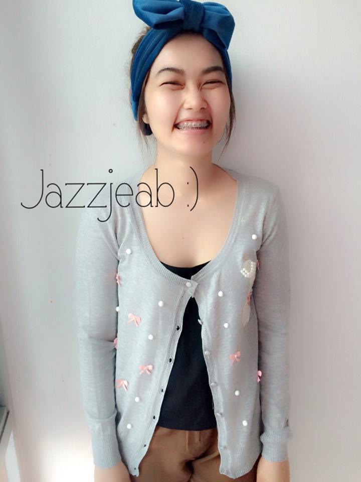 เสื้อคลุมสีเทา ติดโบว์สีชมพู