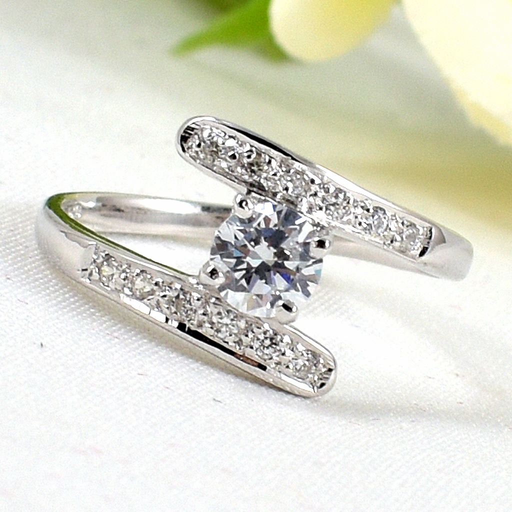 แหวนเงินแท้ราคาถูกชุบทองคำขาว เพชรCZเม็ดกลาง 0.95 กะรัต เพชรCZเม็ดข้าง 0.12 กะรัต งานประณีตสวยงาม สั่งผลิตค่ะ