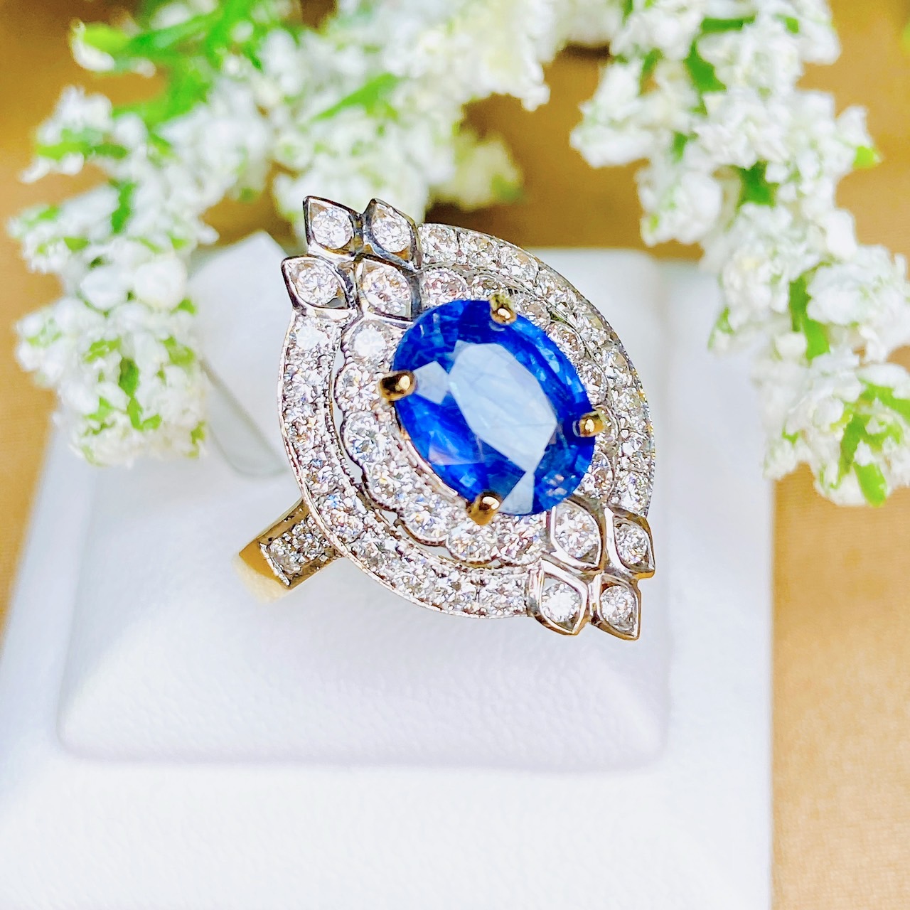 แหวนพลอยไพลิน Blue Africa ฝังเด่นๆตรง Center เพชรล้อมรอบ ตัวเรือน yellow gold วงนี้สวยมากกรี๊ดสุดๆ วงใหญ่ทองหนา เพชรสวยวิ้งเลยค่ะ