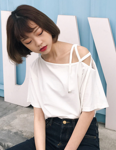 เสื้อครอปแฟชั่นดีไซน์เก๋ แต่งสายคาดไขว้แนวสาวเท่ห์ปนเซ็กซี่สไตล์เกาหลี รหัส 1600-สีขาว