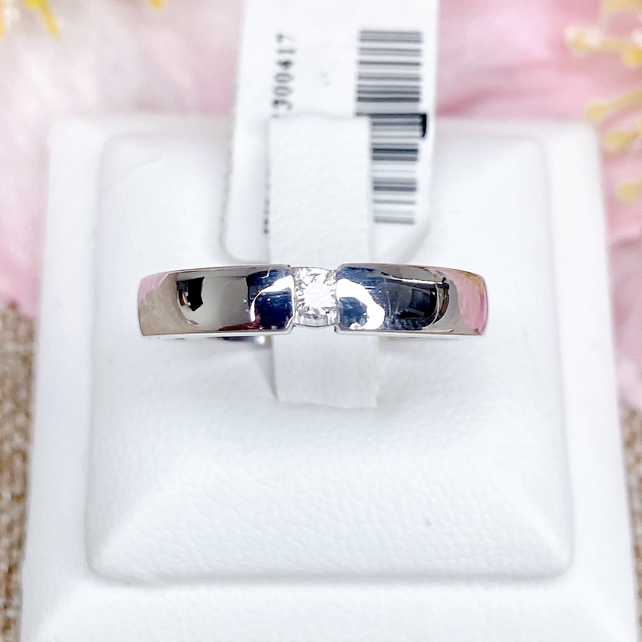 แหวนเพชรเม็ดเดี่ยวฝังยึดแบบหุ้ม Bazel Setting แบบนี้จะใส่ติดนิ้วทุกวันได้เลยค่ะ เพราะตัวเรือนแข็งแรง ใส่ลุยๆได้สบาย