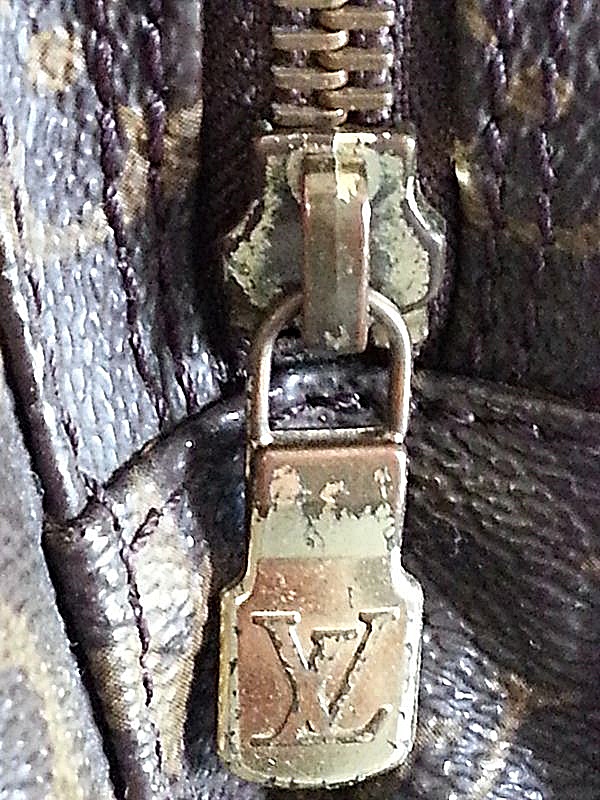 กระเป๋าเป้ LOUIS VUITTON สภาพสมบูรณ์ น่าใช้งาน