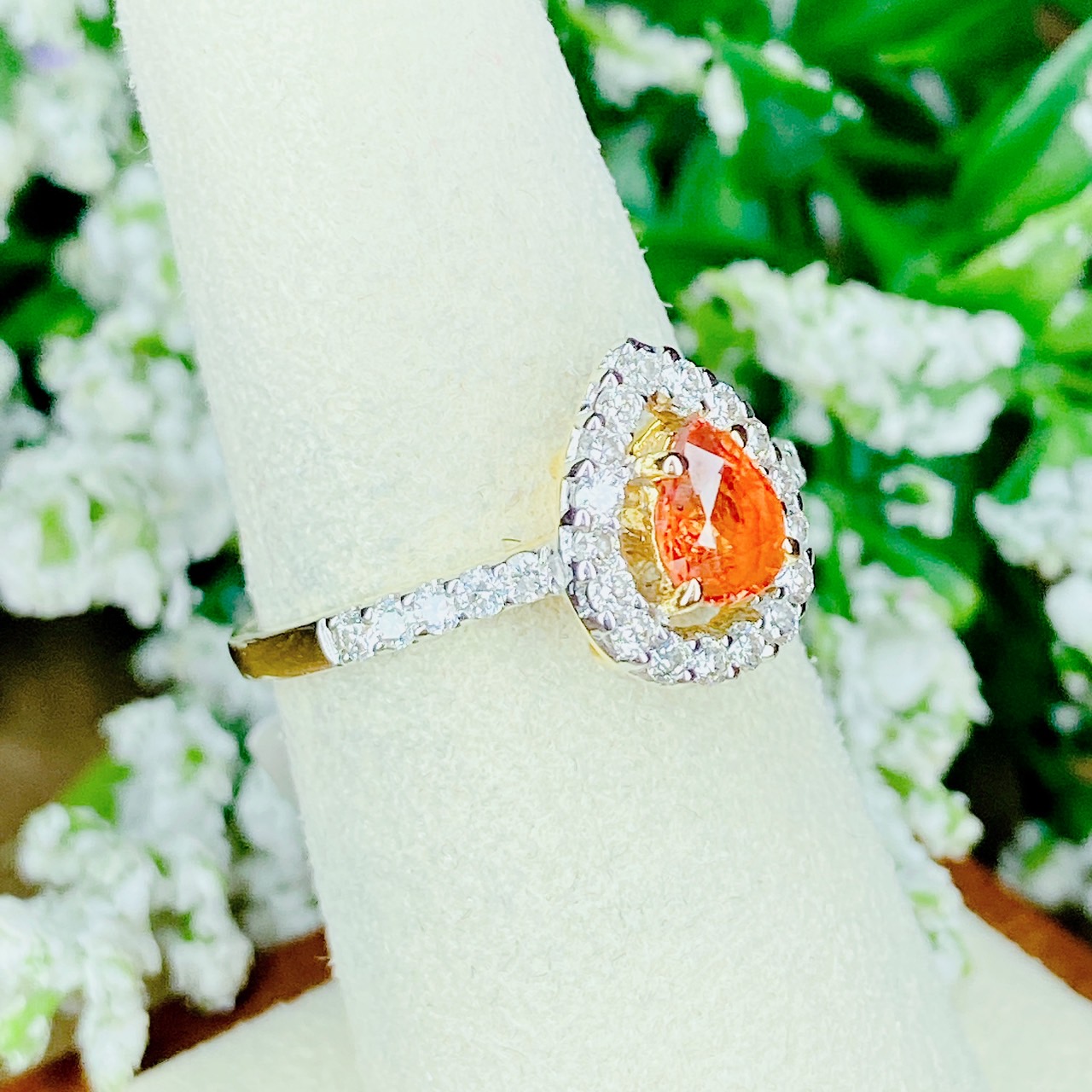 แหวนพลอยล้อมเพชรทรงหยดน้ำOrange Sapphire สีที่นิยมและมีราคาสูงคือ สีส้มสดใส ไม่มีสีอื่นเจือปนเลยค่ะ
