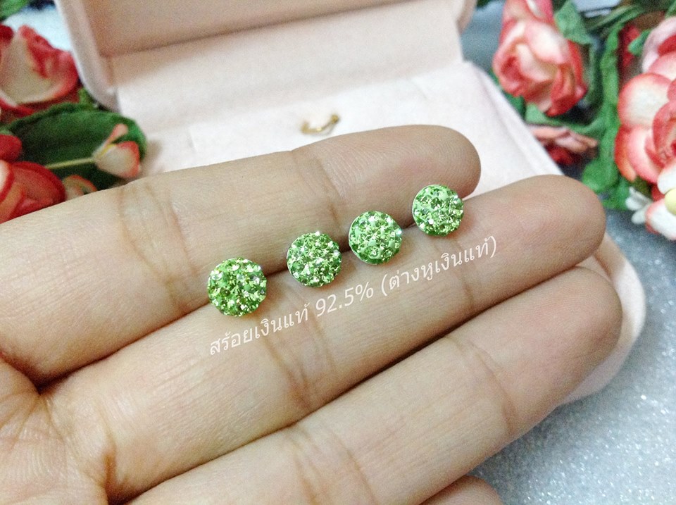 ต่างหูเงินแท้จิ๋ว บอลครึ่งประดับพลอยสีเขียว