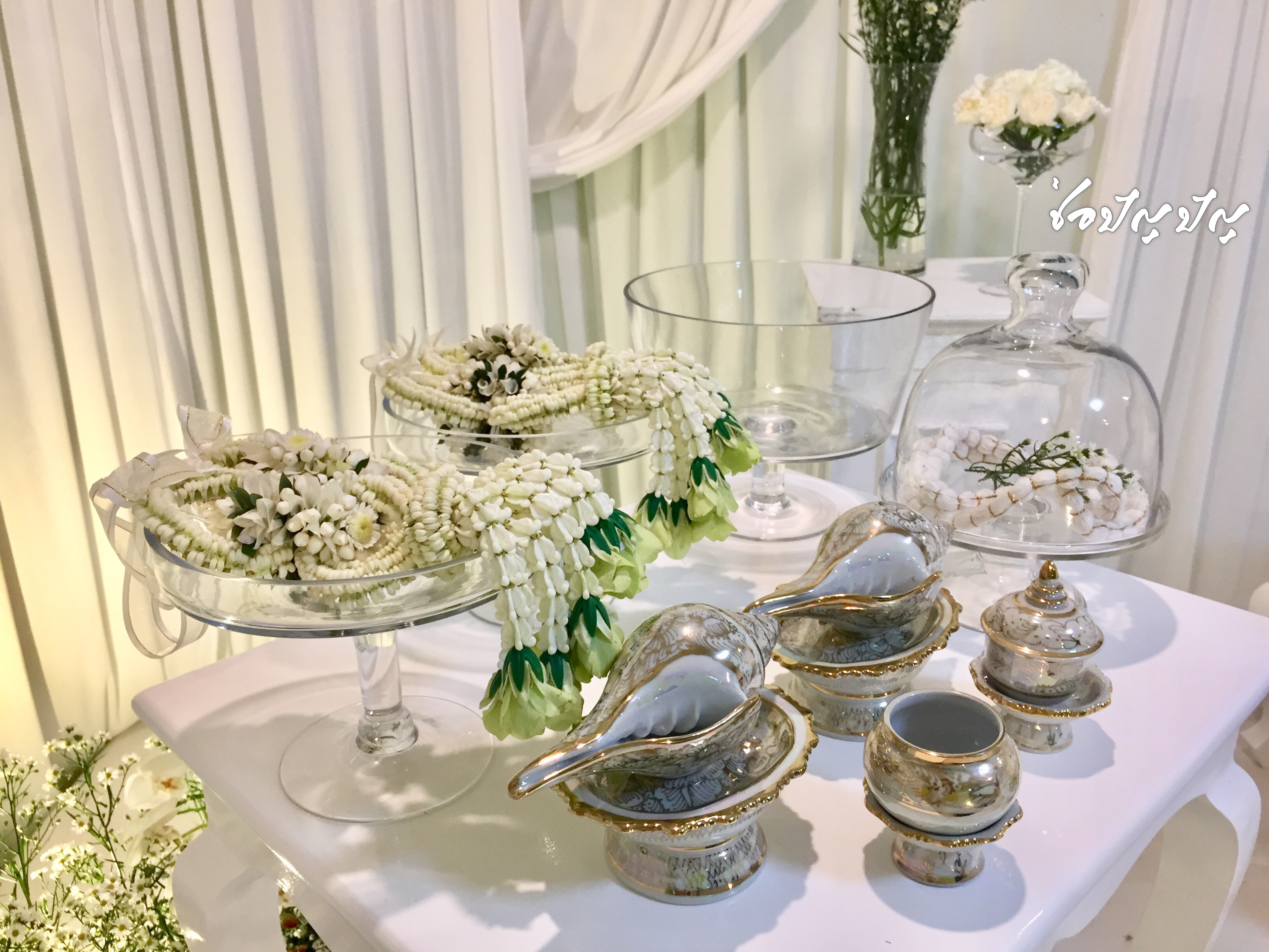 สถานที่หลั่งน้ำสังข์,แบคดรอปหลั่งน้ำสังข์ โทนขาวเขียว