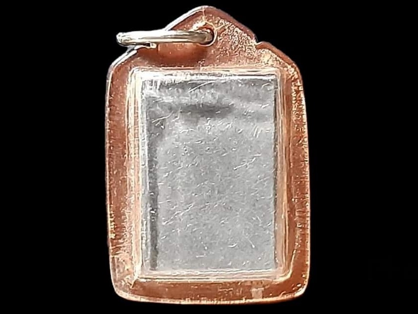 เหรียญหล่อ พิมพ์ระฆังหลังฆ้อน หลวงพ่อมหาเม่า วัดแหลมยาง พิจิตร ปี 2470 เนื้อชิน หลังมีจาร เลี่ยมพลาสติกแบบเก่าเดิม