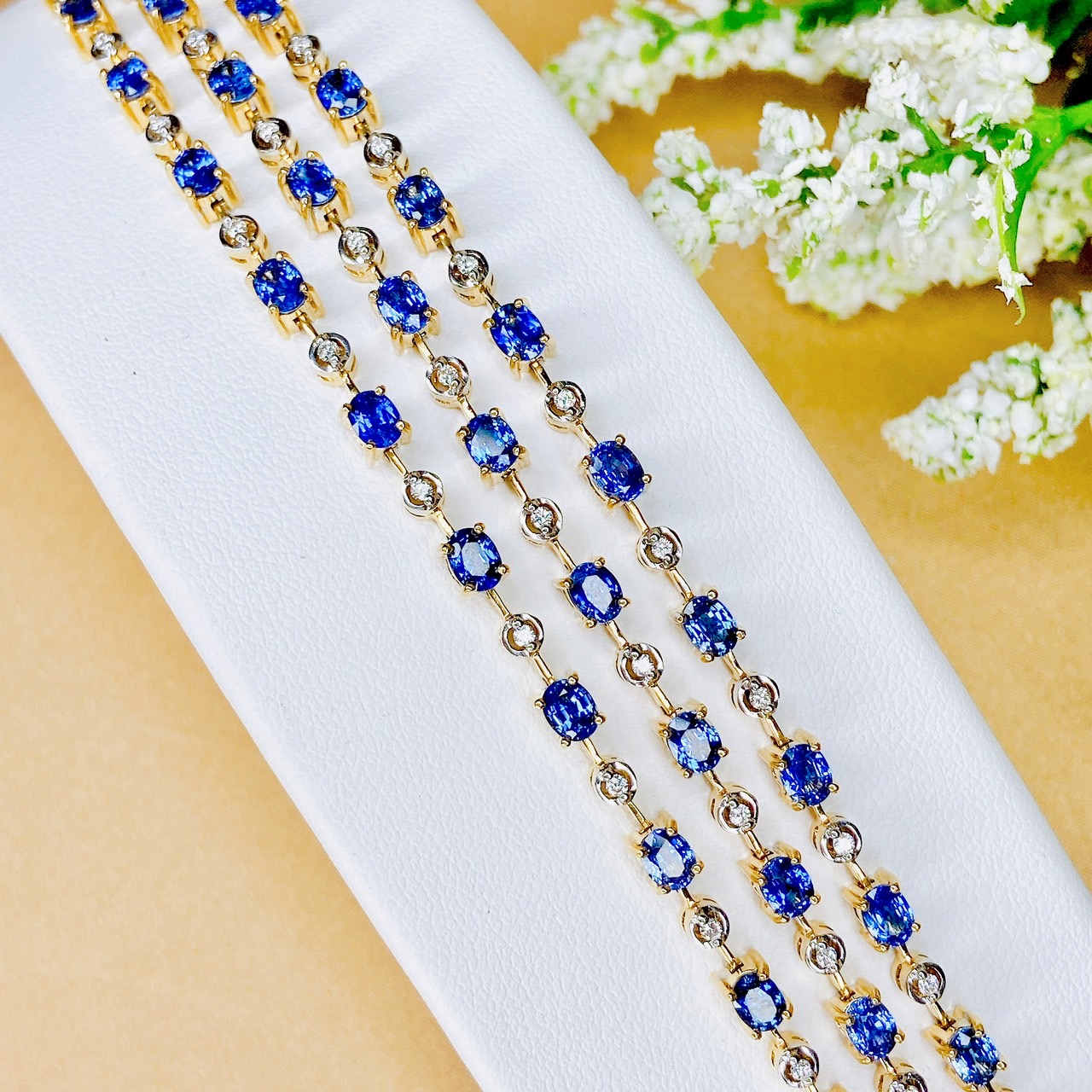 สร้อยข้อมือ สไตล์ Chopard / Elegant Blue Sapphire and Diamond Bracelet 18kt Yellow Gold Bracelet featuring 0.65 Carats of Diamonds and 9.80 Carats of Sapphires