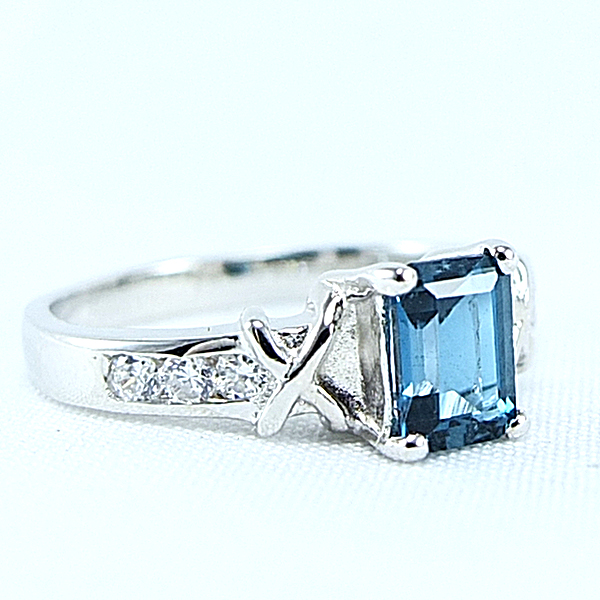 แหวนเงินแท้ราคาถูกชุบทองคำขาว ลอนดอนบลูโทปาซแท้ 1.25 กะรัต เพชรCZ 0.18 กะรัต งานประณีตสวยงาม สั่งผลิตค่ะ