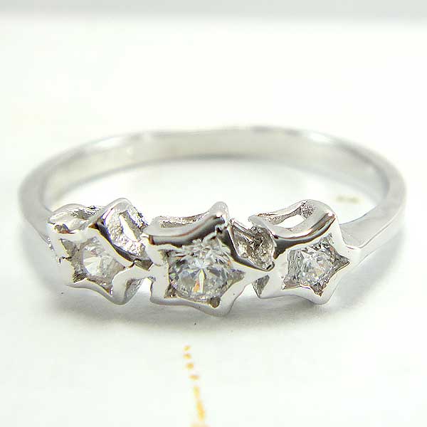 แหวนเงินแท้ราคาถูกชุบทองคำขาว เพชรCZเม็ดกลาง 0.04 กะรัต เพชรCZเม็ดข้าง 0.025 กะรัต งานประณีตสวยงาม สั่งผลิตค่ะ