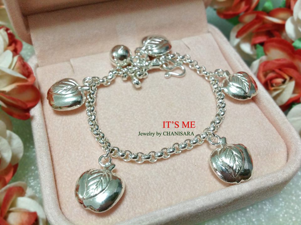 สร้อยข้อมือเงินแท้ ลายห้ผ่าหวายห้อยตุ้งติ้งแอปเปิ้ล