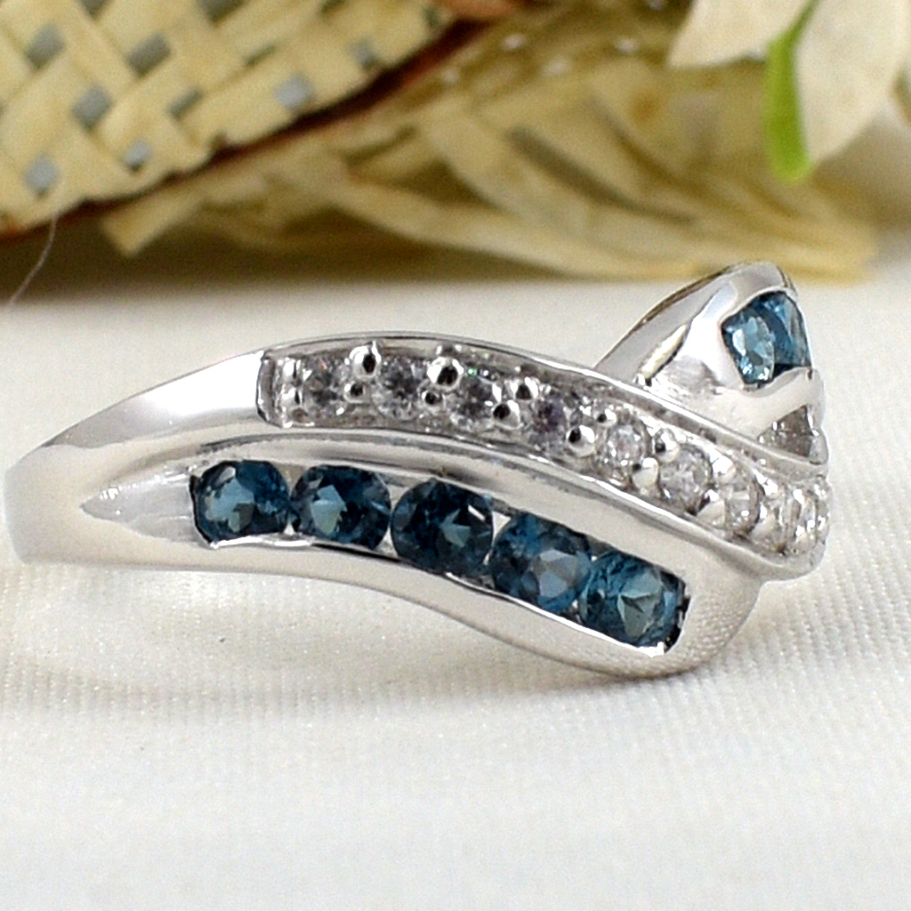 แหวนเงินแท้ราคาถูกชุบทองคำขาว ลอนดอนบลูโทปาซแท้ 0.90 กะรัต เพชรCZ 0.11 กะรัต งานประณีตสวยงาม สั่งผลิตค่ะ