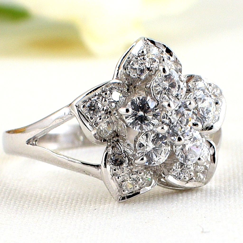 แหวนเงินแท้ราคาถูกชุบทองคำขาว เพชรCZเม็ดกลาง 0.36 กะรัต เพชรCZเม็ดข้าง 0.225 กะรัต งานประณีตสวยงาม สั่งผลิตค่ะ