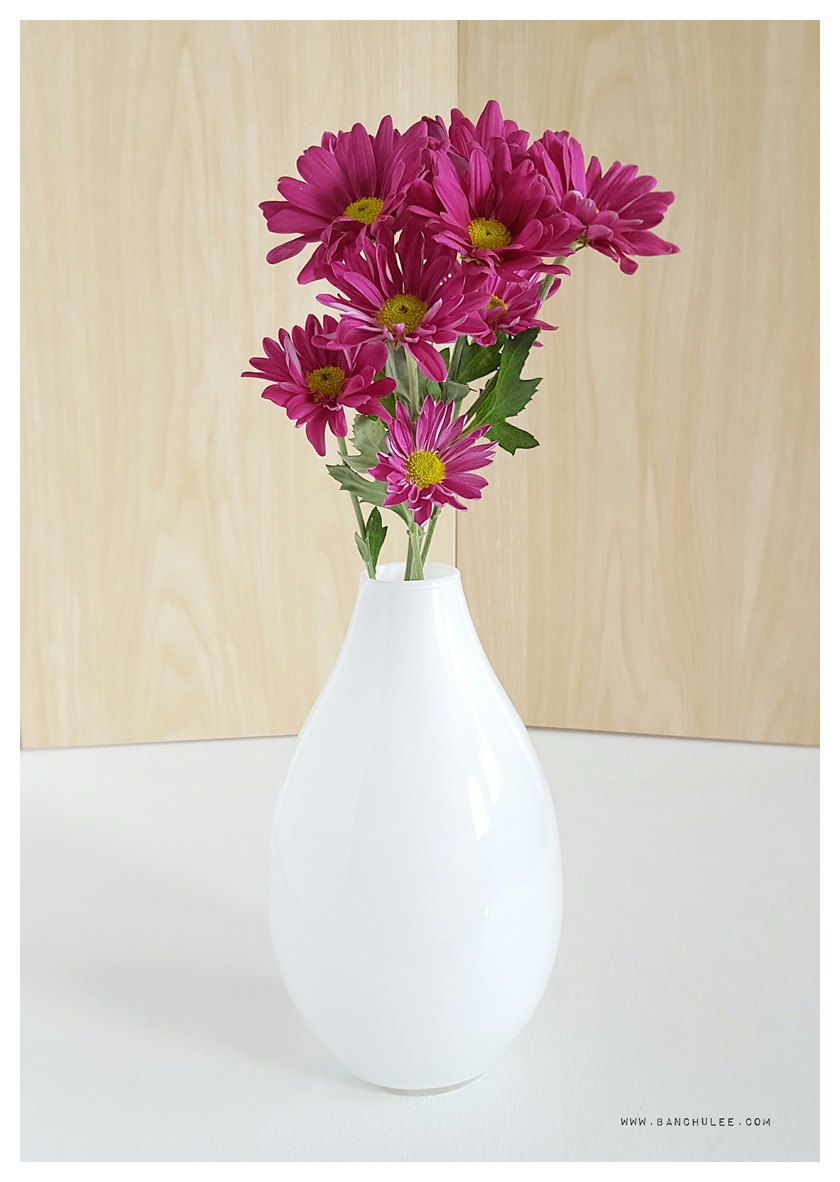 White Oval Glass Vase แจกันแก้วทรงรี สีขาว