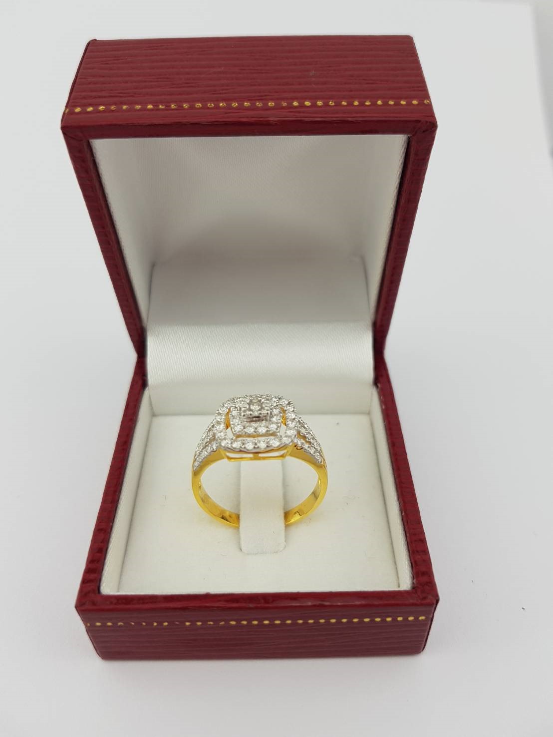 สั่งผลิตเพชรเบลเยี่ยมคัท แหวนแต่งงาน แหวนหมั้น ใส่เที่ยว ออกงาน แหวนทองคำ 18K เพชรแท้ 0.68 กะรัต 3.27 กรัม น้ำ 99 ราคาถูกมาก มีใบรับประกันค่ะ