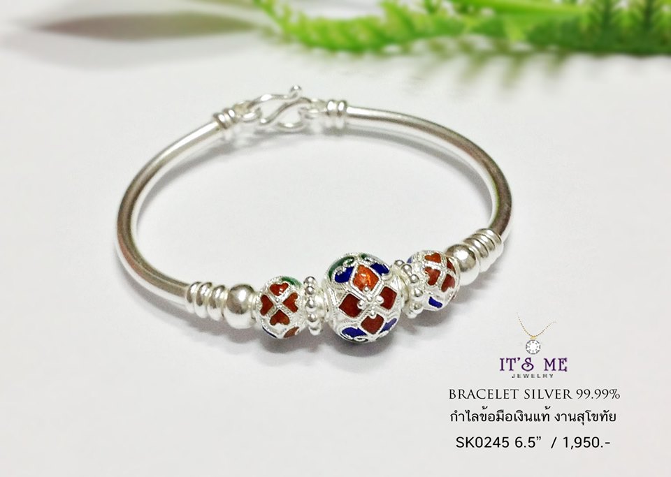 กำไลข้อมือเงินแท้99.9% งานสุโขทัย ตรงกลางลงยาดอกไม้สีแดง น้ำเงิน เขียว ด้านข้างเล่นลายดอกไม้ งานจริงสวยมากๆ ค่ะ