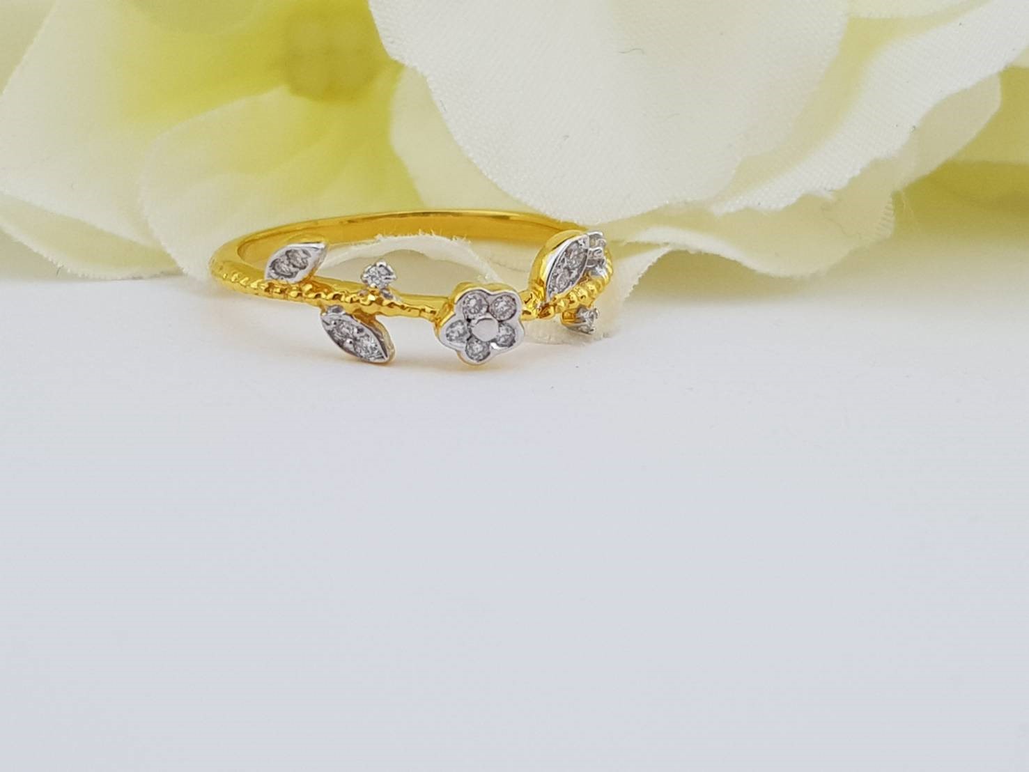 สั่งผลิตเพชรเบลเยี่ยมคัท แหวนแต่งงาน แหวนหมั้น ใส่เที่ยว ออกงาน แหวนทองคำ 18K เพชรแท้ 0.10 กะรัต 1.45 กรัม น้ำ 99 ราคาถูกมาก มีใบรับประกันค่ะ