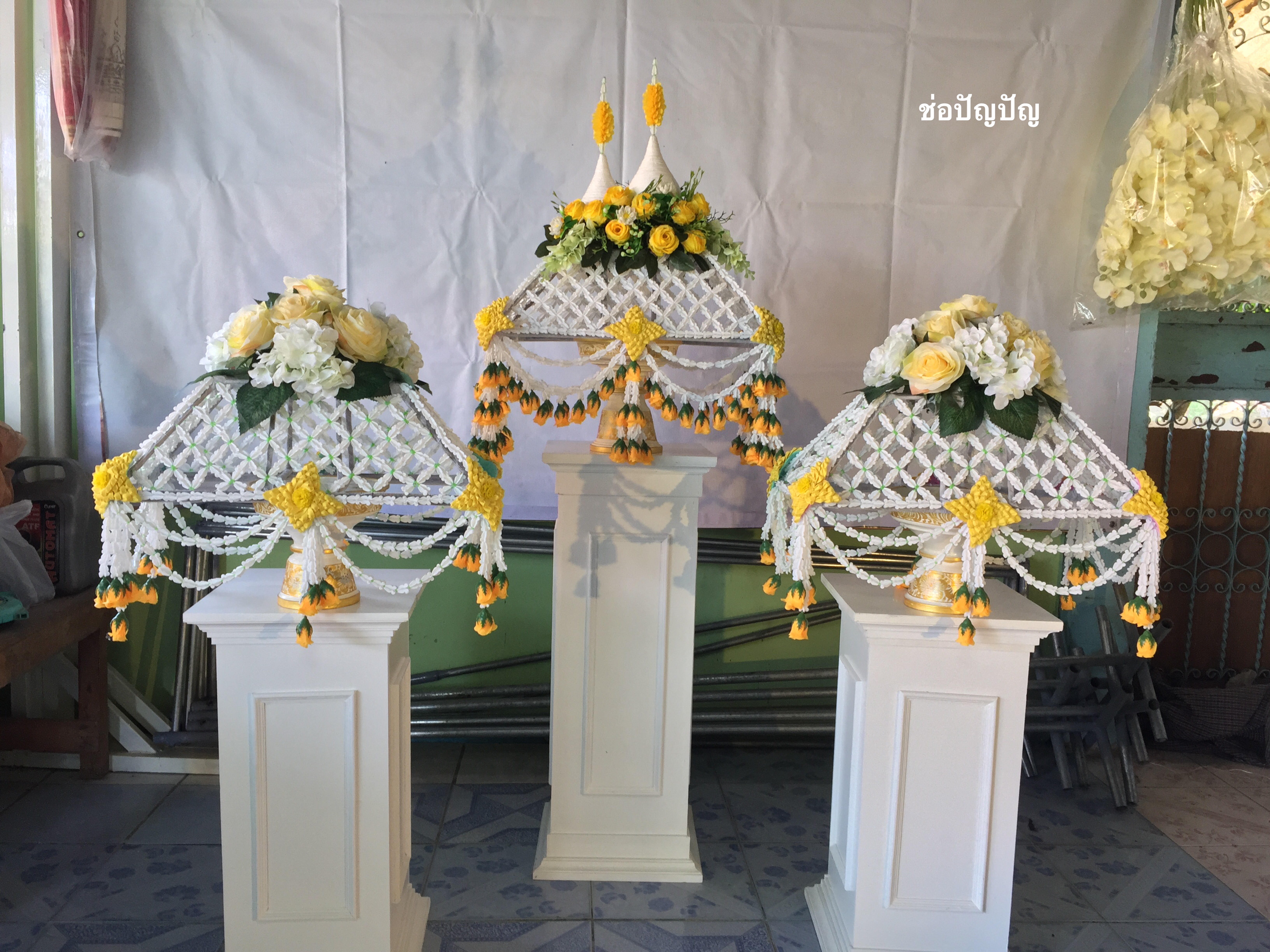 ที่คลุมผ้าไตรดอกไม้ประดิษฐ์