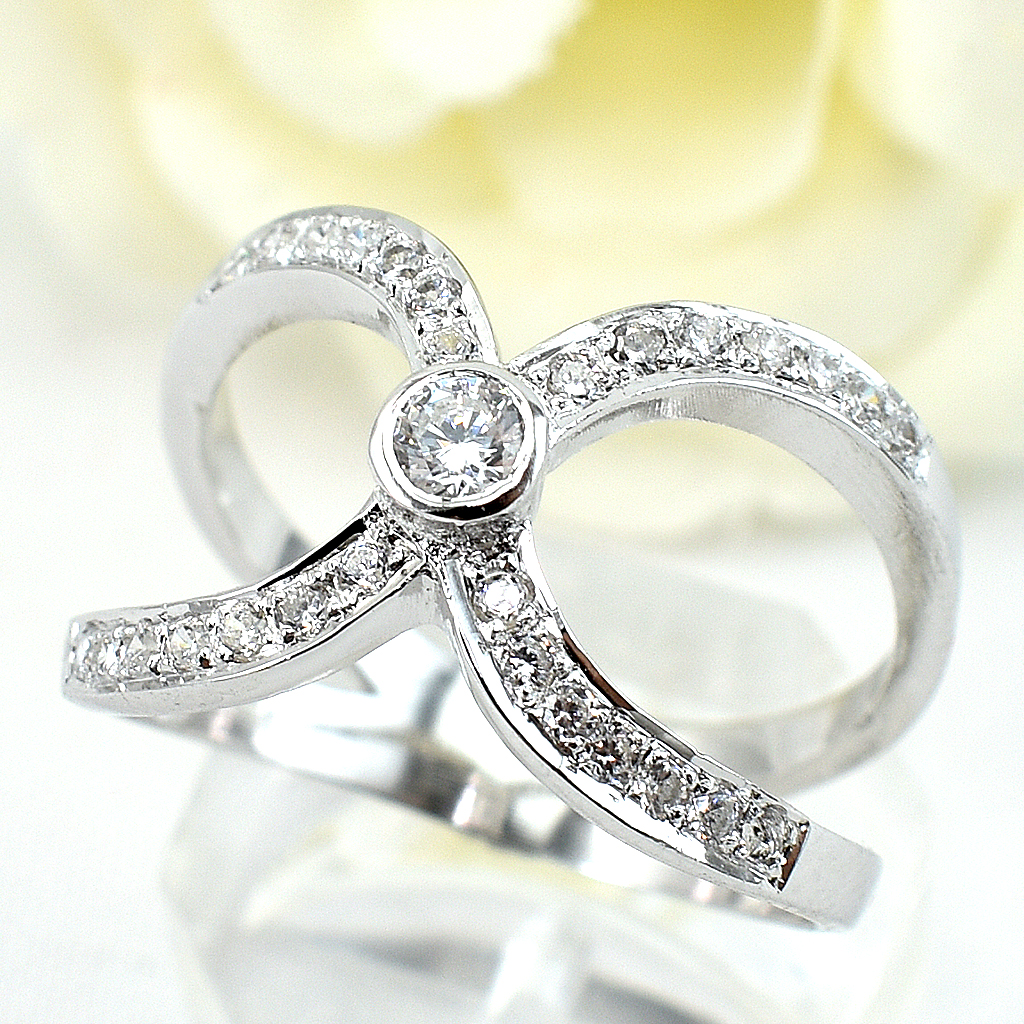 แหวนเงินแท้ราคาถูกชุบทองคำขาว เพชรCZเม็ดกลาง 0.10 กะรัต เพชรCZเม็ดข้าง 0.28 กะรัต งานประณีตสวยงาม สั่งผลิตค่ะ