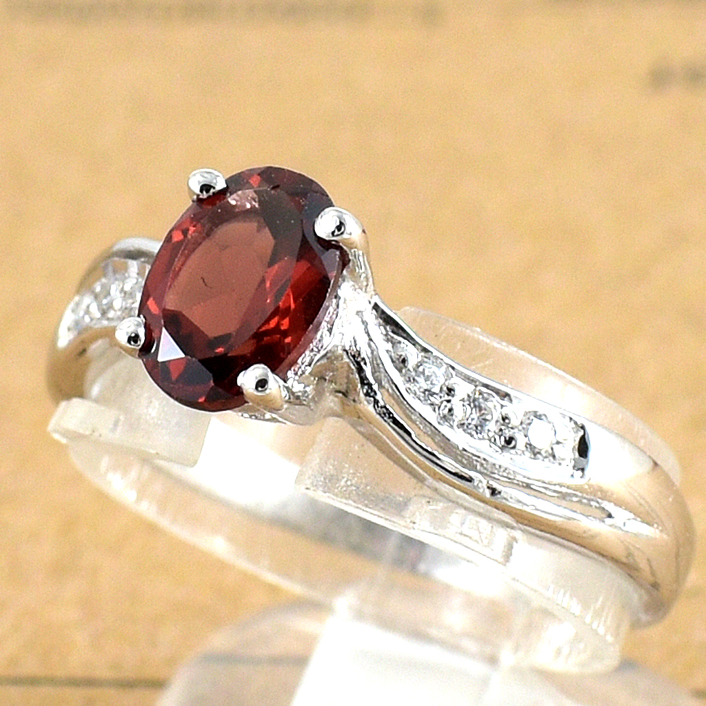 แหวนเงินแท้ราคาถูกชุบทองคำขาว พลอยแท้โกเมน 0.95 กะรัต เพชรCZ 0.06 กะรัต งานประณีตสวยงาม สั่งผลิตค่ะ