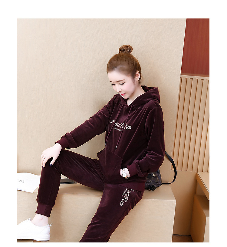 ชุดเซตกันหนาว เสื่้อ+กางเกงผ้ากำมะหยี่ รอบอกใส่ได้ตั้งแต่ 44-52 หน้าผ้า 52 นิ้วค่ะ กางเกงรอบเอว 34-46 สะโพก 44-54 นิ้วค่ะ ผ้าดี งานสวย คุ้มราคามากค่ะ