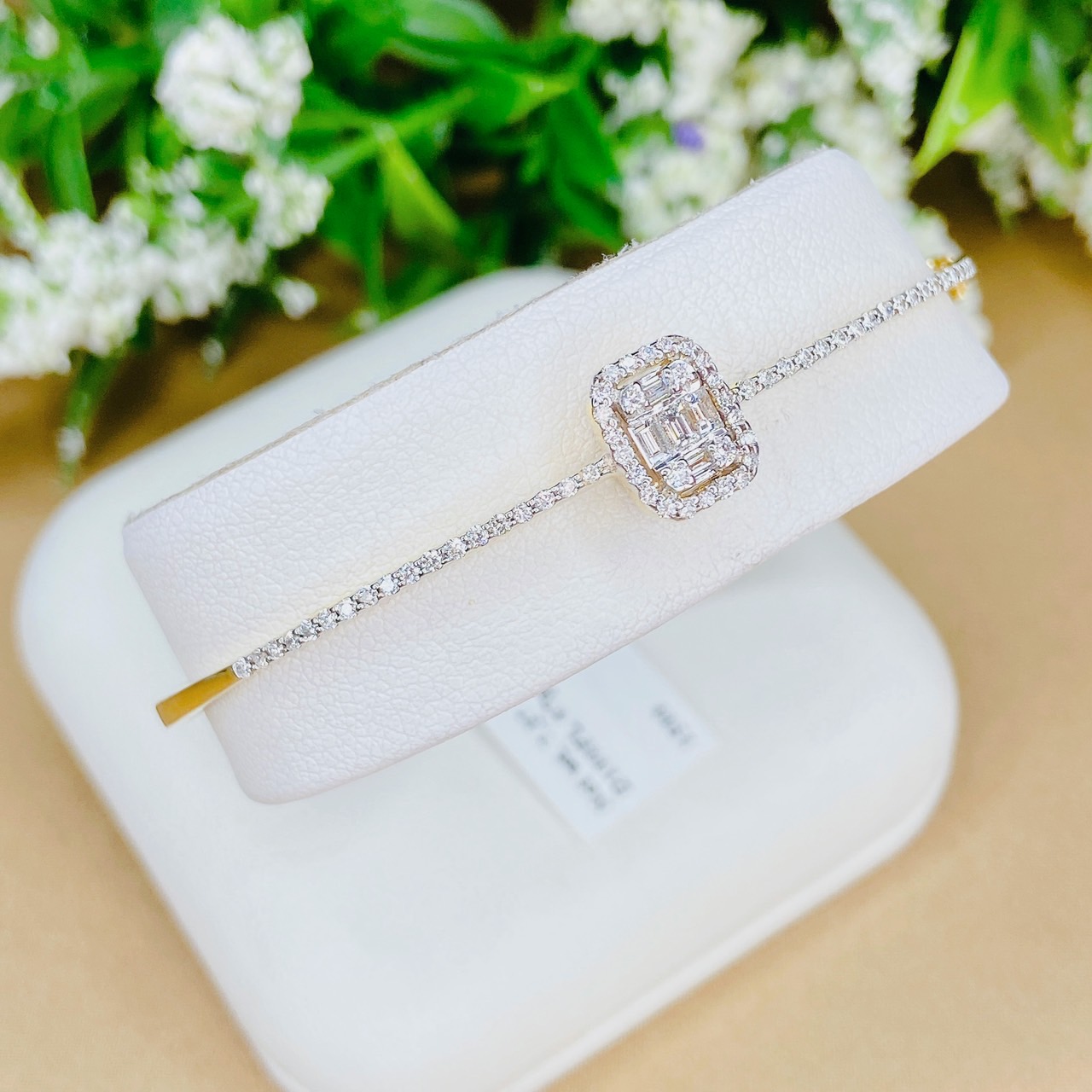 กำไลเพชรบาร์เก็ตประกบล้อมเพชร ฝังเพชรครึ่งวง ใส่แล้วเหมือนเพชรรอบวง เต็มข้อมือเลยค่ะ