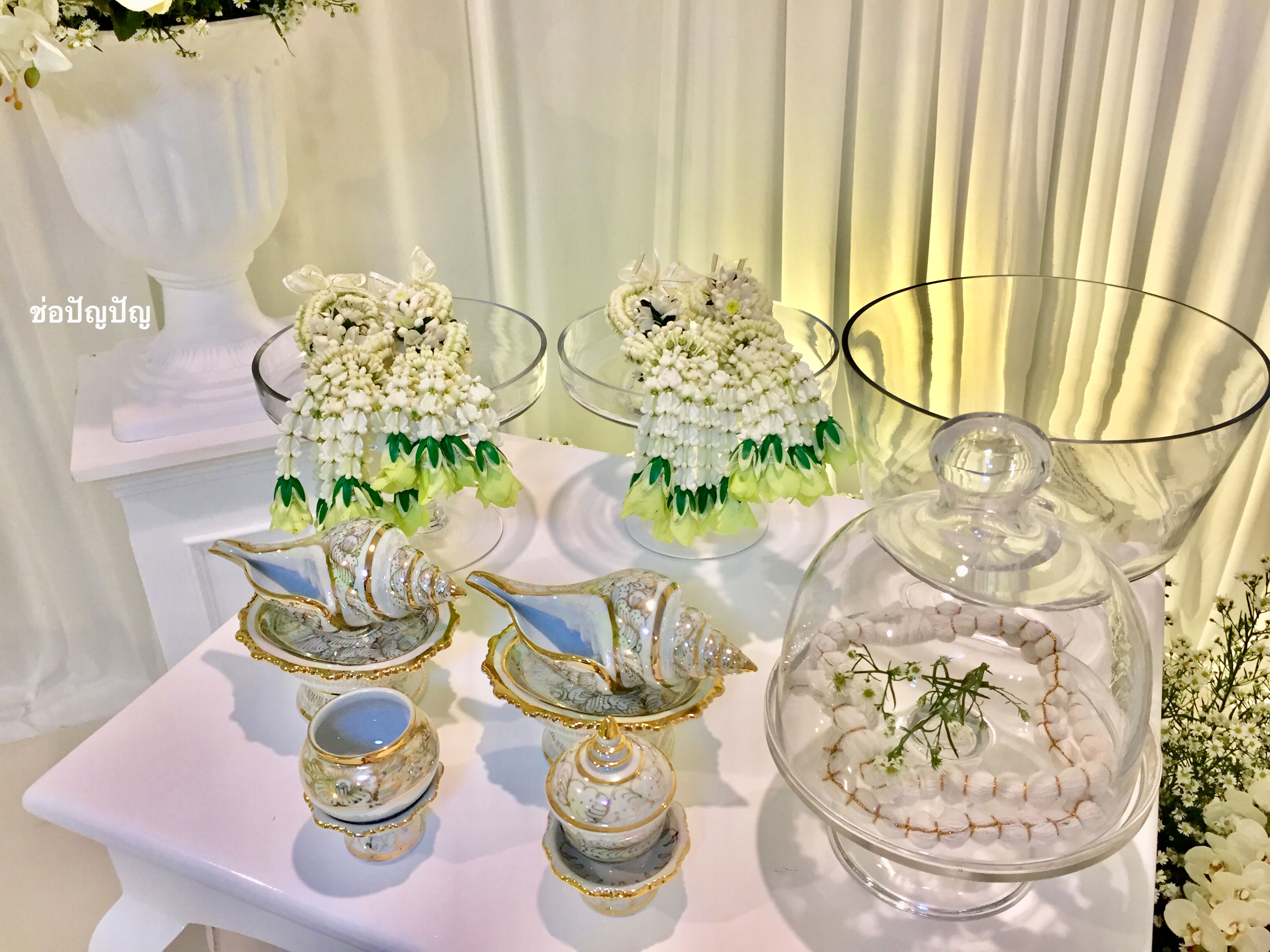 สถานที่หลั่งน้ำสังข์,แบคดรอปหลั่งน้ำสังข์ โทนขาวเขียว