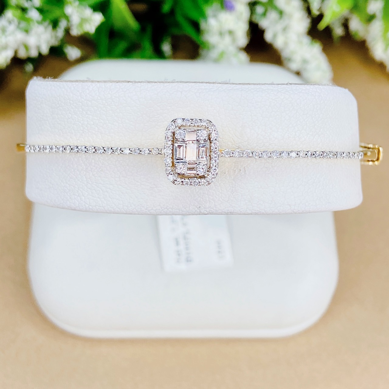 กำไลเพชรบาร์เก็ตประกบล้อมเพชร ฝังเพชรครึ่งวง ใส่แล้วเหมือนเพชรรอบวง เต็มข้อมือเลยค่ะ