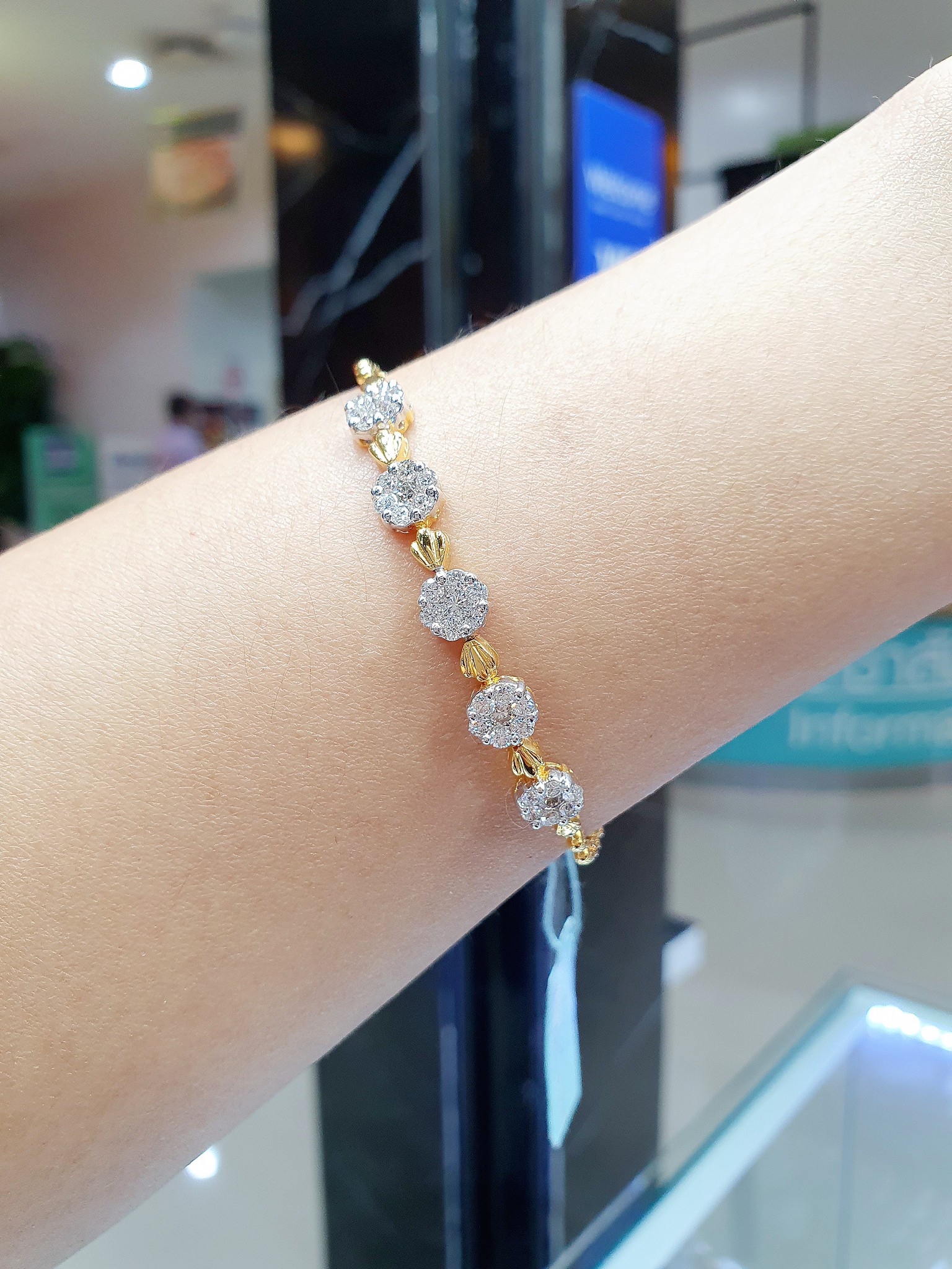 พร้อมส่งและสั่งผลิตสร้อยข้อมือทองเพชรแท้กระจุกดอกไม้แบบสวยน่ารักๆ แต่งงาน หมั้น ใส่เที่ยว ออกงาน ทองคำ 18K เพชรเบลเยี่ยมแท้ 1.18 กะรัต 35 เม็ด ราคาถูกมาก ส่งฟรี