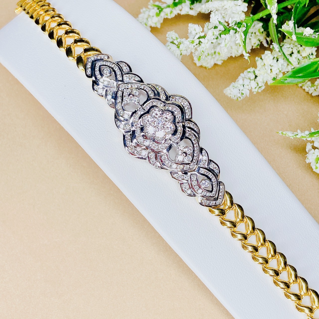 สร้อยข้อมือฝังเพชรลายฉลุเต็มหน้าตรงกลาง Center ฝังเป็นดอกพิกุล แล้วล้อมเพชรรอบชั้นนอกถัดมา ตัวเรือนทองหนา ชิ้นงานใหญ่ ใส่เต็มข้อมือ อลังการมากค่ะ