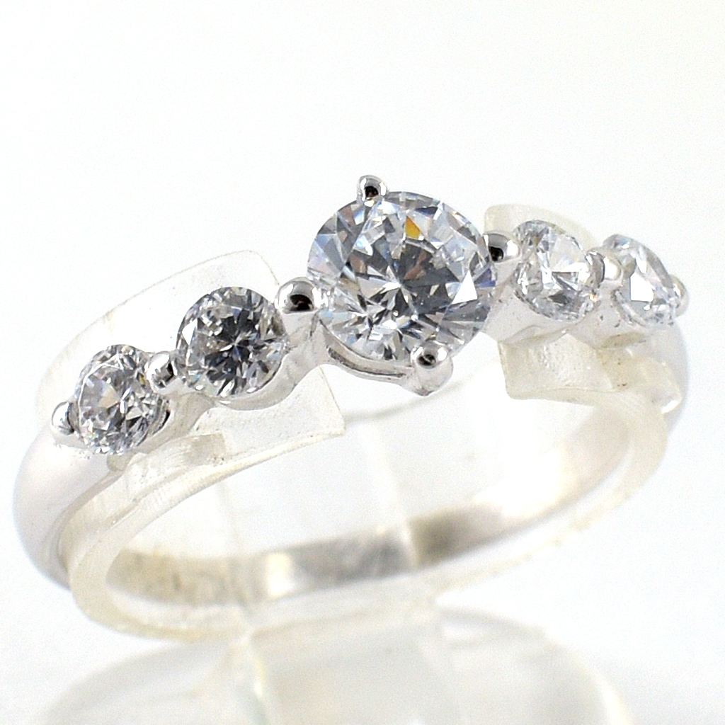 แหวนเงินแท้ราคาถูกชุบทองคำขาว เพชรCZเม็ดกลาง 0.50 กะรัต เพชรCZเม็ดข้าง 0.36 กะรัต งานประณีตสวยงาม สั่งผลิตค่ะ