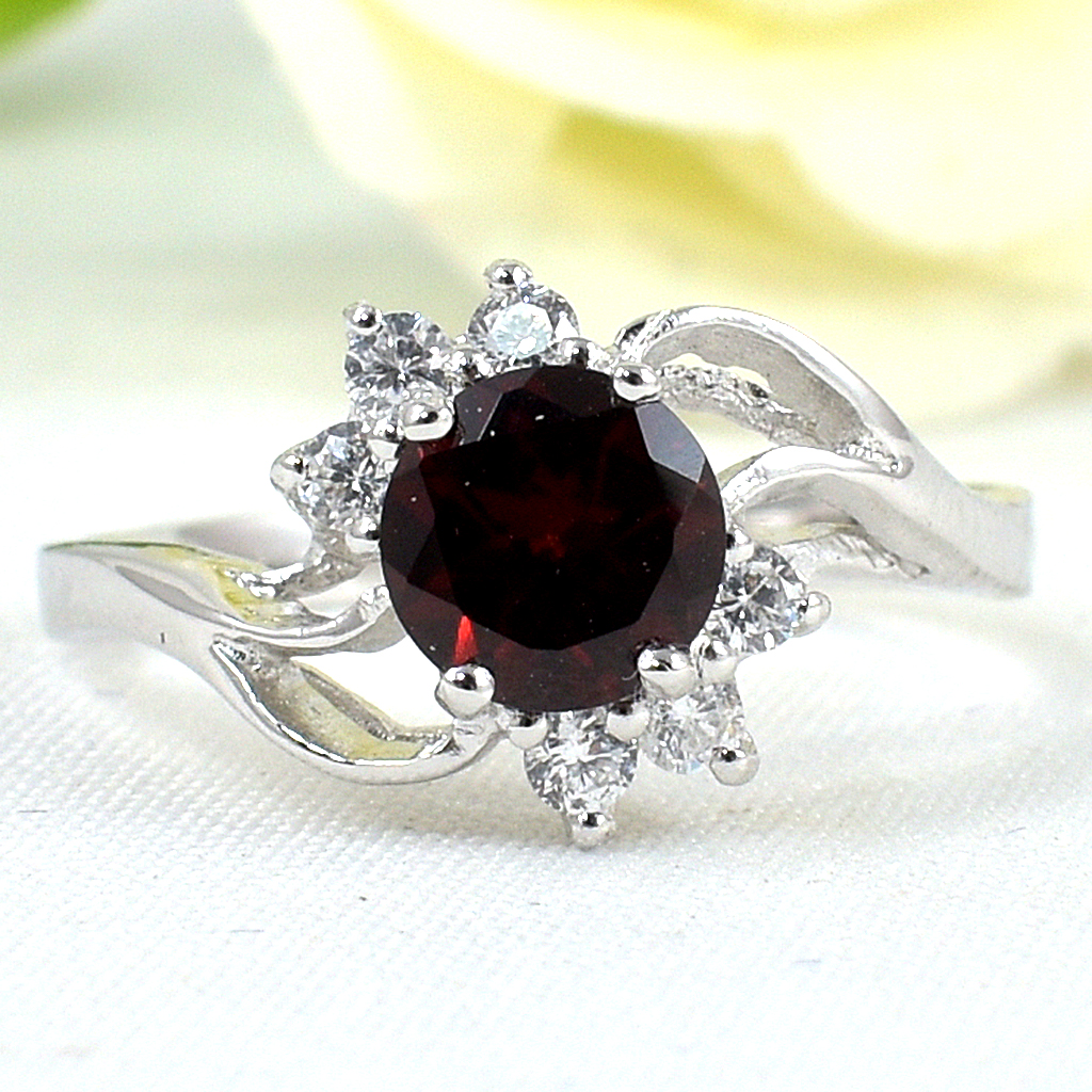 แหวนเงินแท้ราคาถูกชุบทองคำขาว พลอยแท้โกเมน 1.05 กะรัต เพชรCZ 2.10 กะรัต งานประณีตสวยงาม สั่งผลิตค่ะ