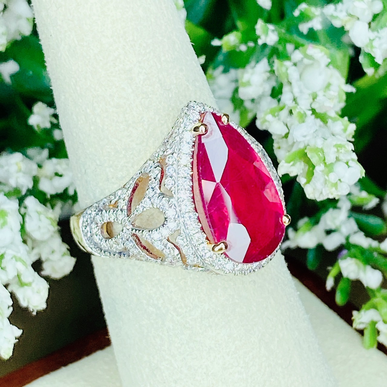 แหวนพลอยทับทิมโมซัมบิก สีแดงเลือดนก pigeon blood ruby นำเข้ามาจากเหมืองในบ่อประเทศโมซัมบิกที่ดีที่สุด