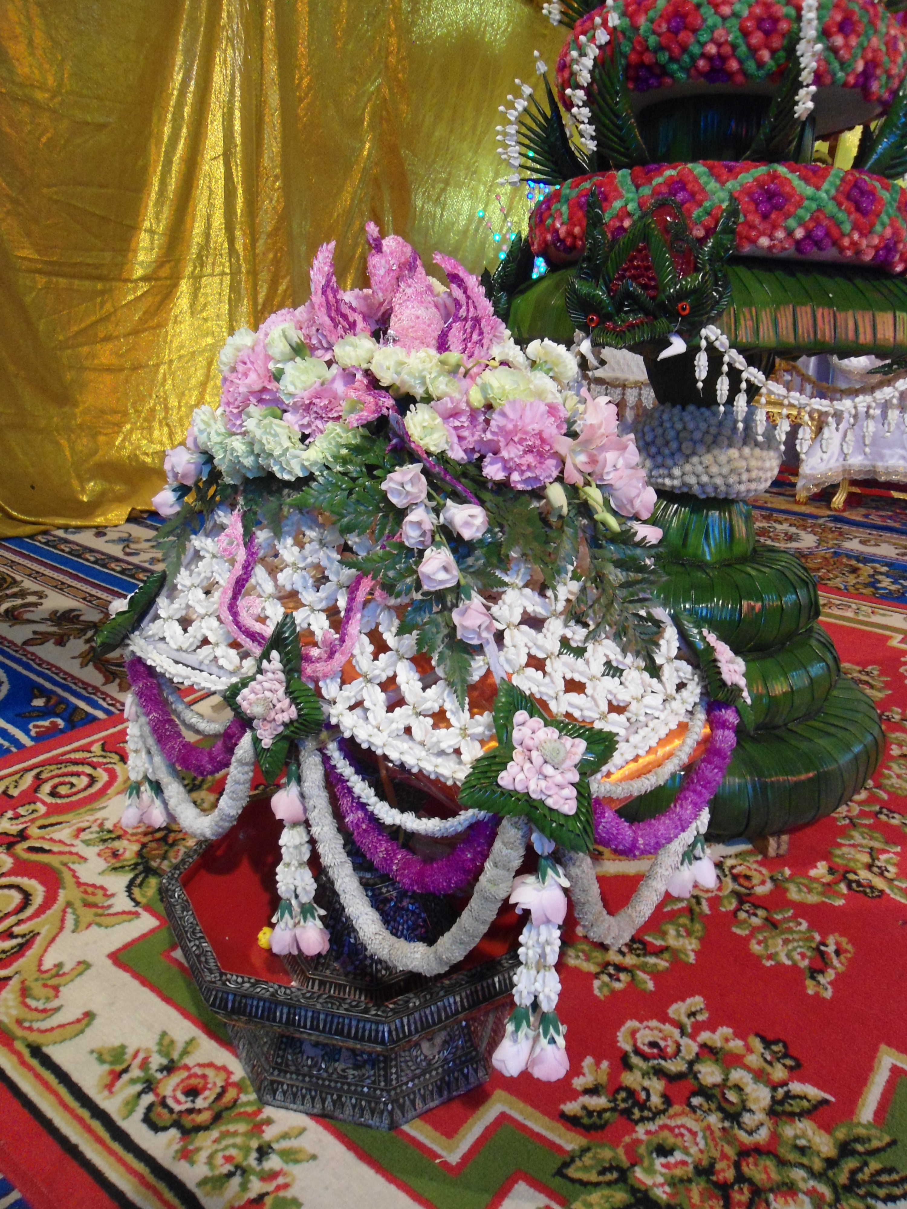 ดอกไม้สดคลุมผ้าไตร (ส่งงาน อู๋รถผู้ใหญ่ทรัพย์สมบูรณ์ อ.บางปะอิน จ.อยุธยา)