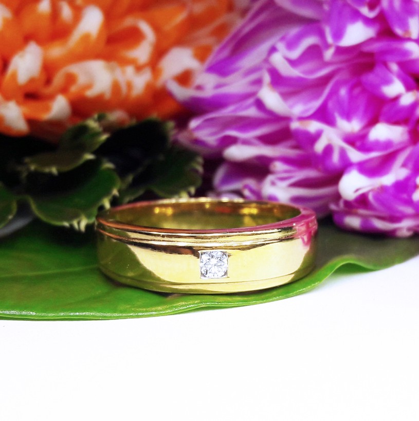 สั่งผลิตเพชรเบลเยี่ยมคัท แหวนแต่งงาน แหวนหมั้น ใส่เที่ยว ออกงาน แหวนทองคำ 18K เพชรแท้ 0.06 กะรัต 6.39 กรัม น้ำ 99 ราคาถูกมาก มีใบรับประกันค่ะ