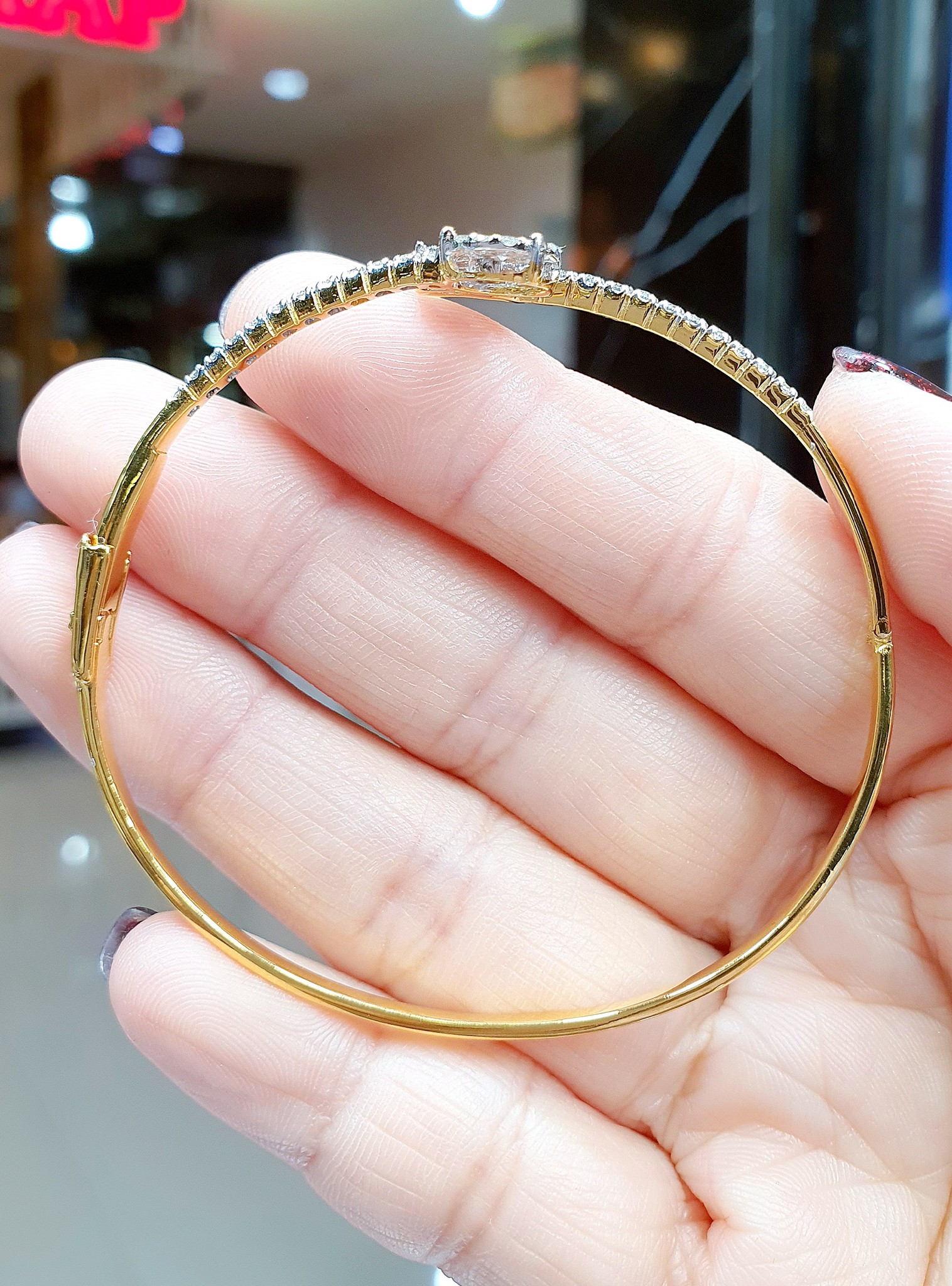 พร้อมส่งและสั่งผลิตกำไลทองเพชรแท้กระจุกกลมทรงไขว้ ดีไซน์หรูหราหยิบมาใส่ได้ตลอด แต่งงาน หมั้น ใส่เที่ยว ออกงาน ทองคำ18K เพชรเบลเยี่ยมแท้1.00 กะรัต 68 เม็ด ราคาถูกมาก ส่งฟรี