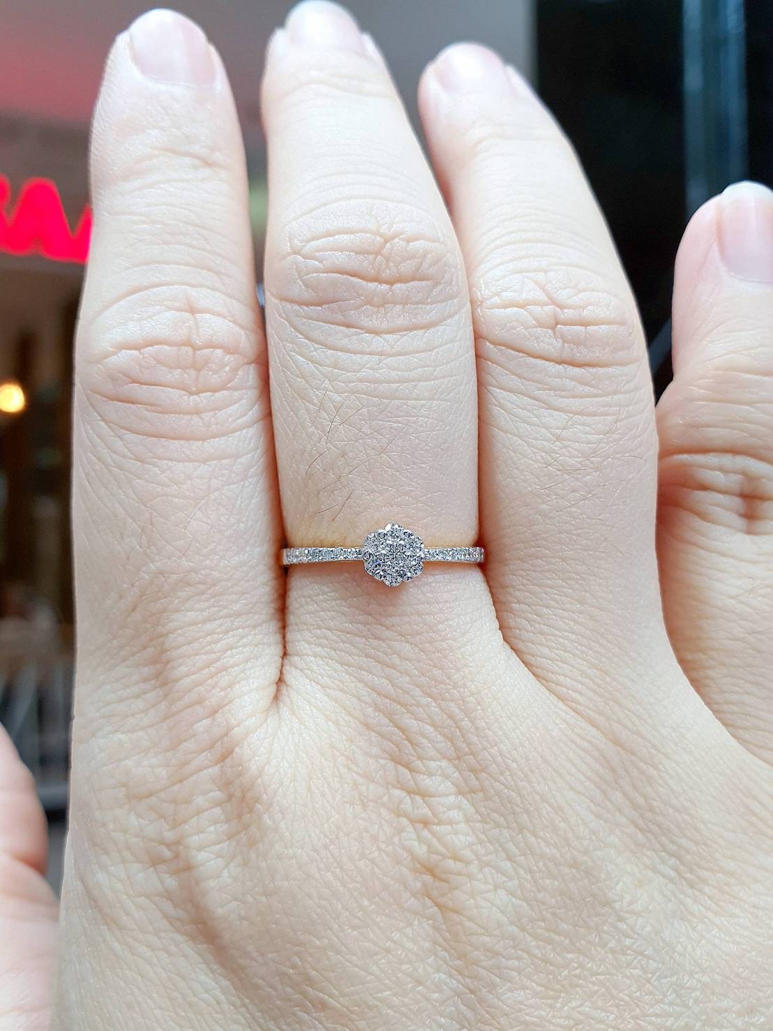 พร้อมส่งและสั่งผลิตแหวนเพชรแท้กระจุกดอกไม้ วงเล็กน่ารักกำลังดี สไตล์มินิมอลประดับเพชรขาวสวยวิ้งวับ ขาวใสไฟดี แหวนแต่งงาน แหวนหมั้น ใส่เที่ยว ออกงาน แหวนทองคำ9K เพชรแท้ 0.21 กะรัต 21 เม็ด ราคาถูกมาก ส่งฟรี